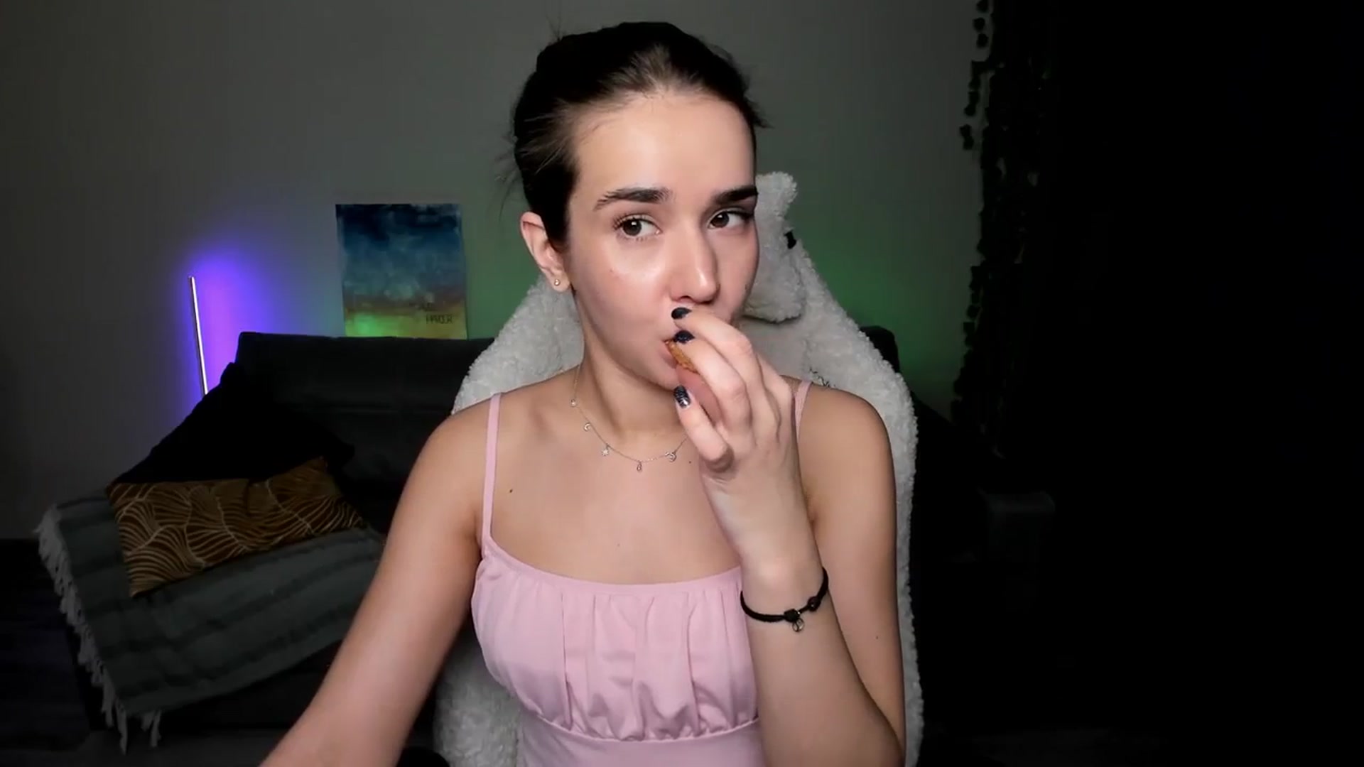 Gallery image thumbnail from Ellies_Smile's myfreecams stream on, 03/10/2024, 15:12 image 19 of 20