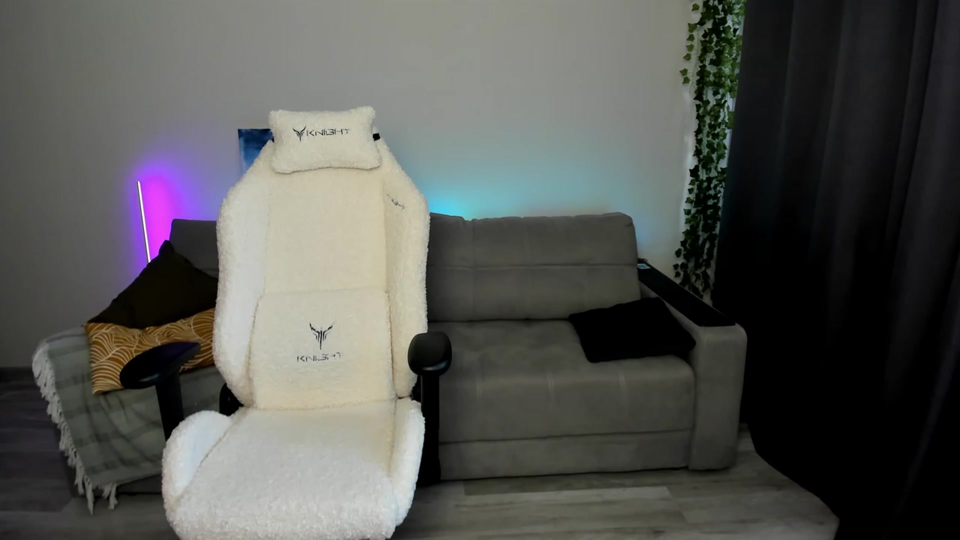 Gallery image thumbnail from Ellies_Smile's myfreecams stream on, 03/11/2024, 11:59 image 5 of 20