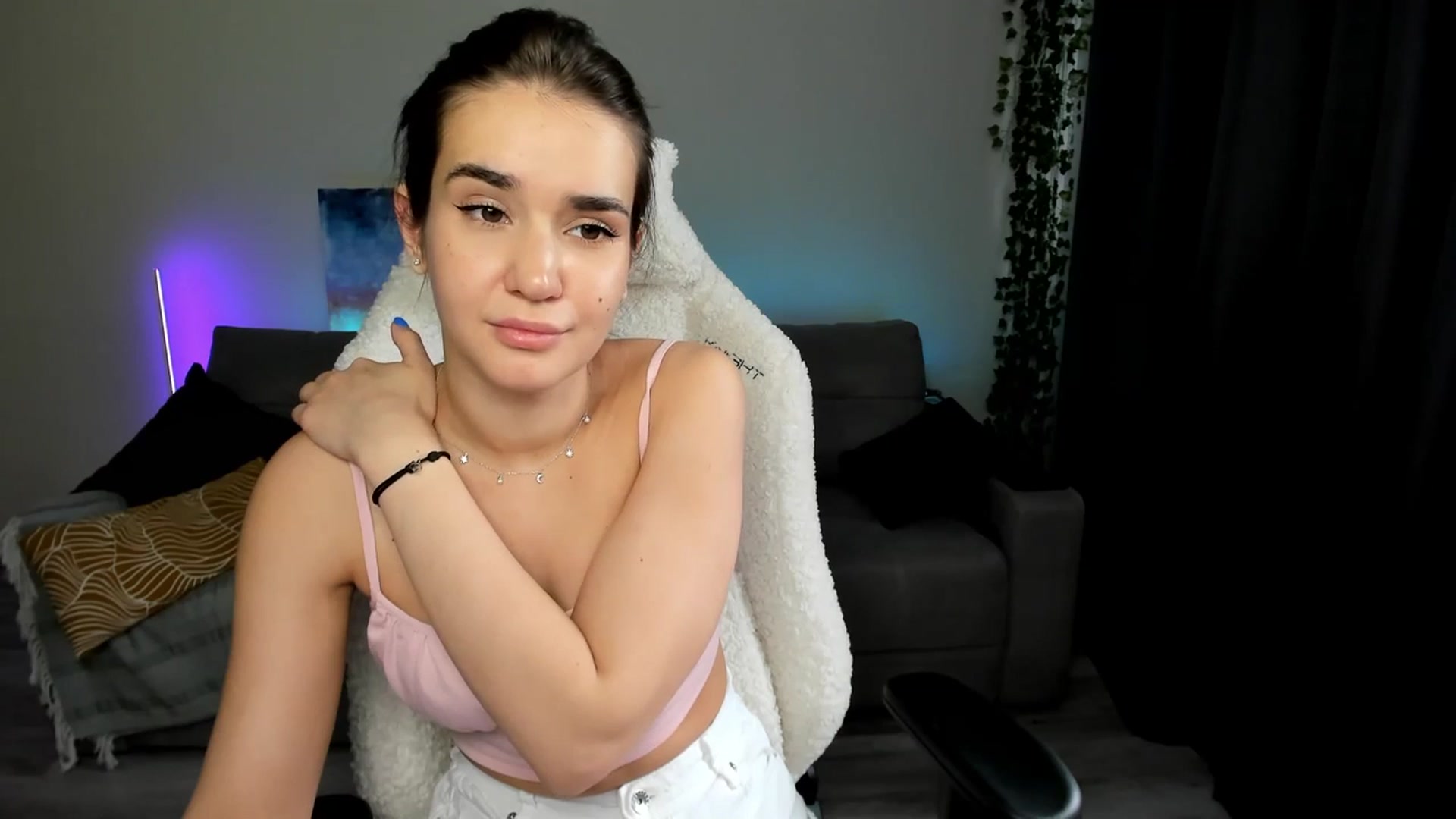 Gallery image thumbnail from Ellies_Smile's myfreecams stream on, 03/18/2024, 05:26 image 10 of 20