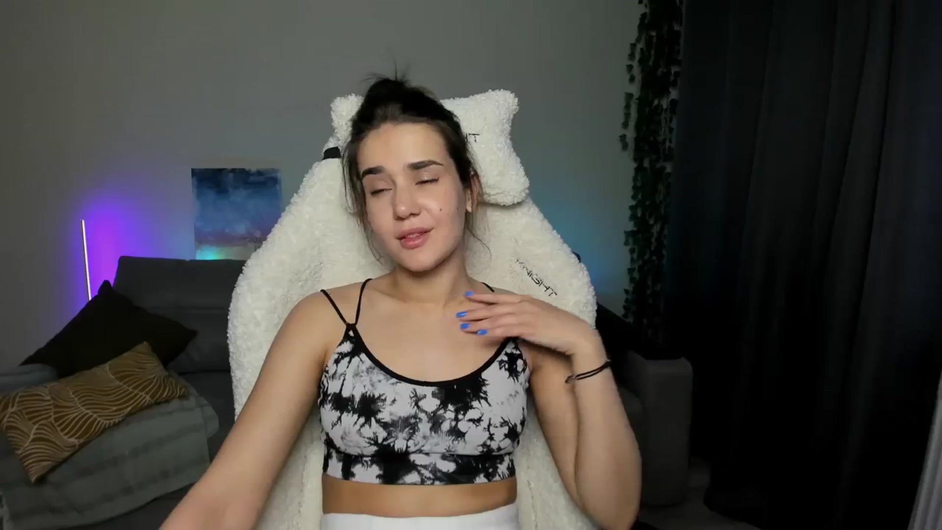 Gallery image thumbnail from Ellies_Smile's myfreecams stream on, 03/26/2024, 15:17 image 15 of 20