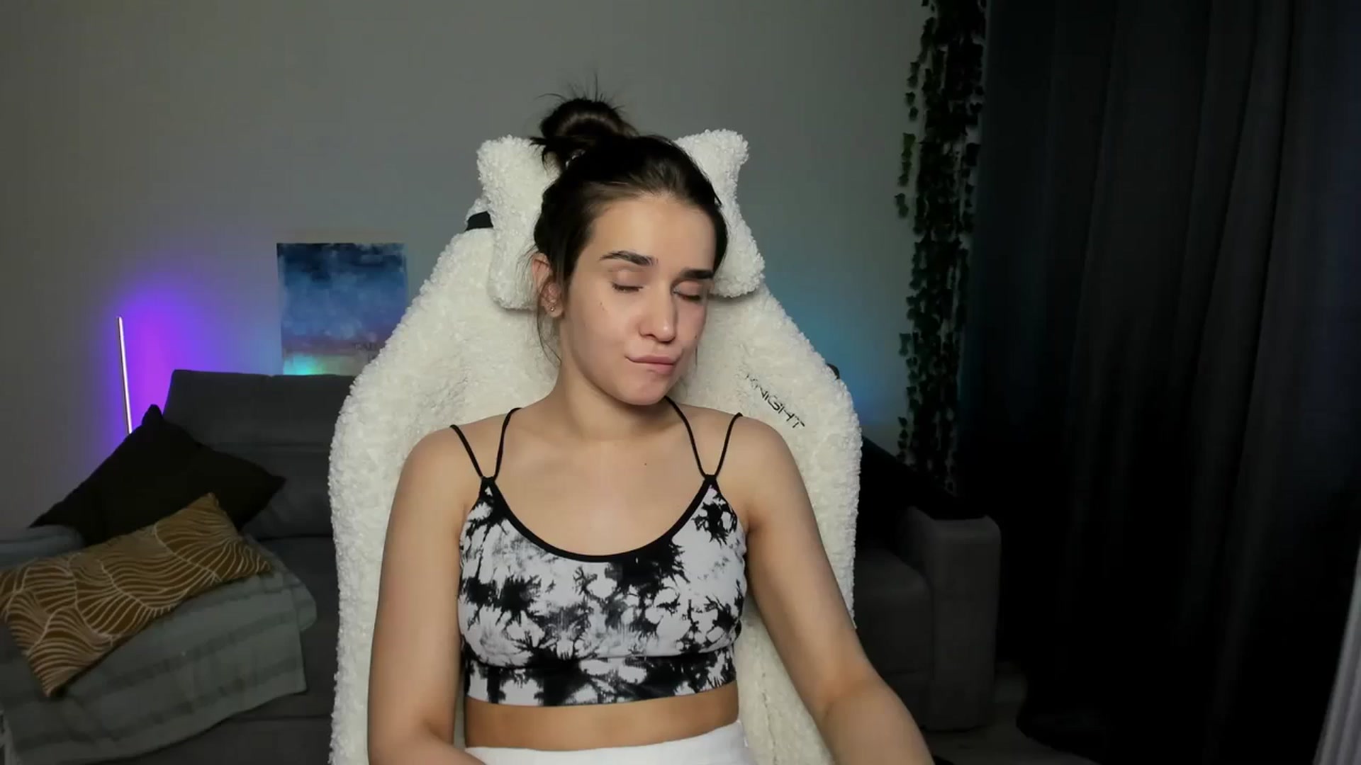 Gallery image thumbnail from Ellies_Smile's myfreecams stream on, 03/26/2024, 15:17 image 13 of 20