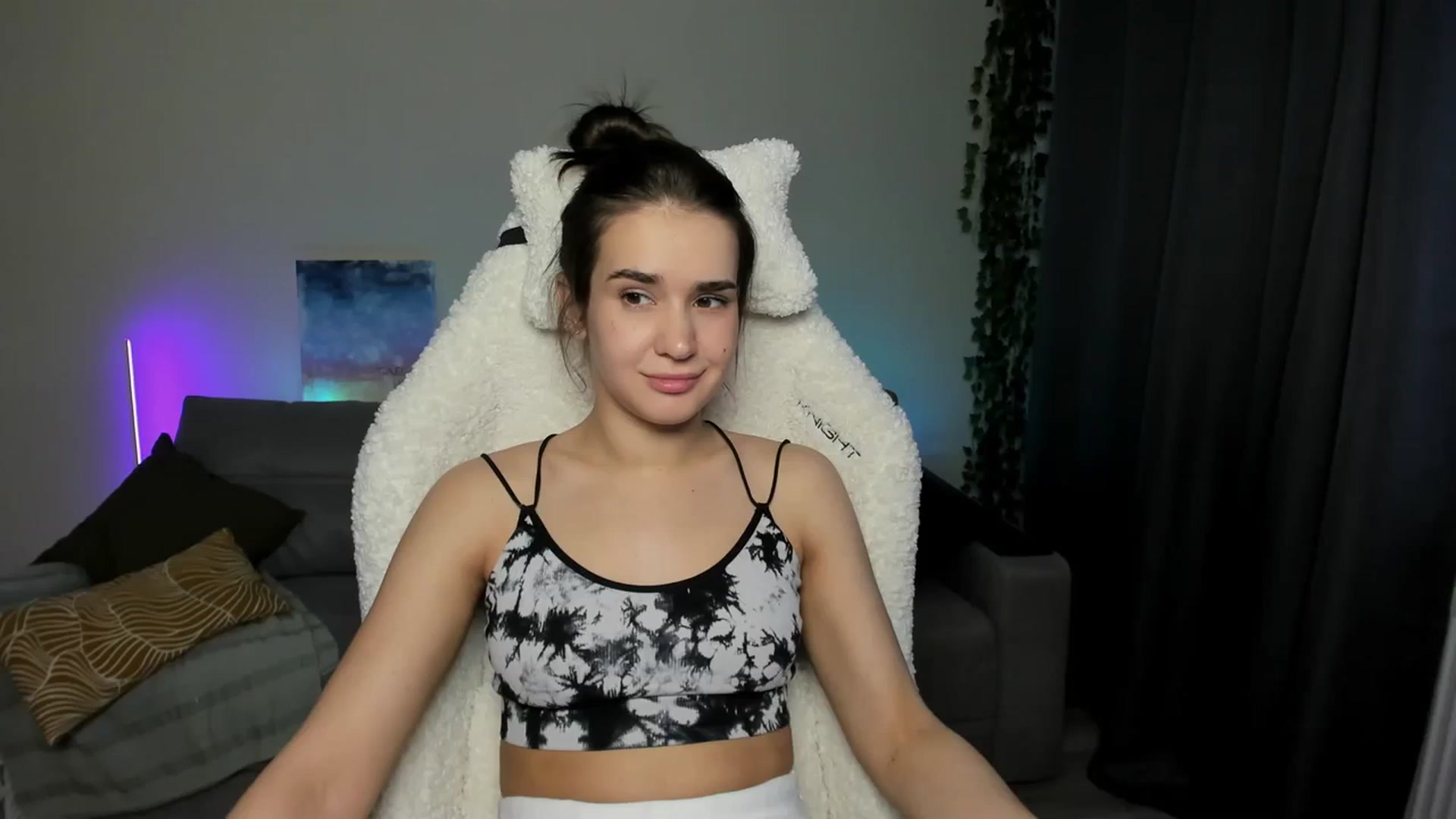 Gallery image thumbnail from Ellies_Smile's myfreecams stream on, 03/26/2024, 15:17 image 12 of 20