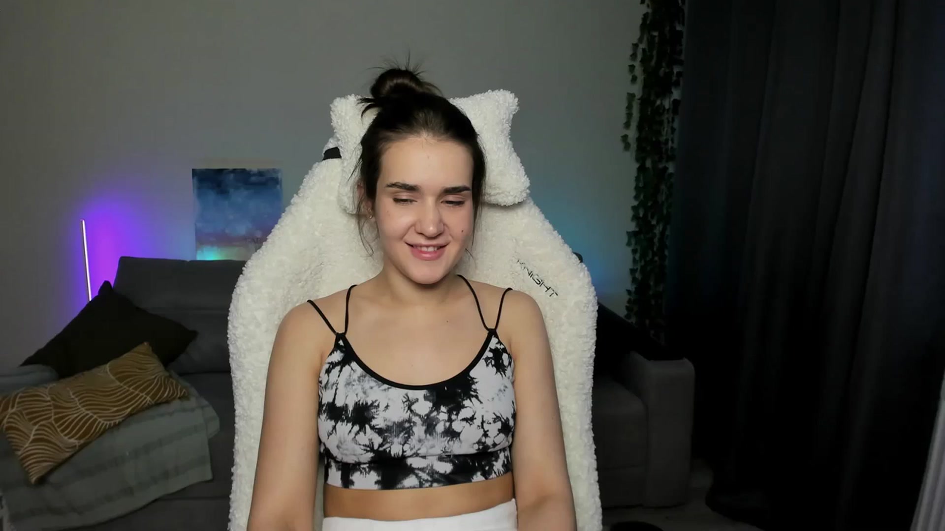 Gallery image thumbnail from Ellies_Smile's myfreecams stream on, 03/26/2024, 15:17 image 14 of 20