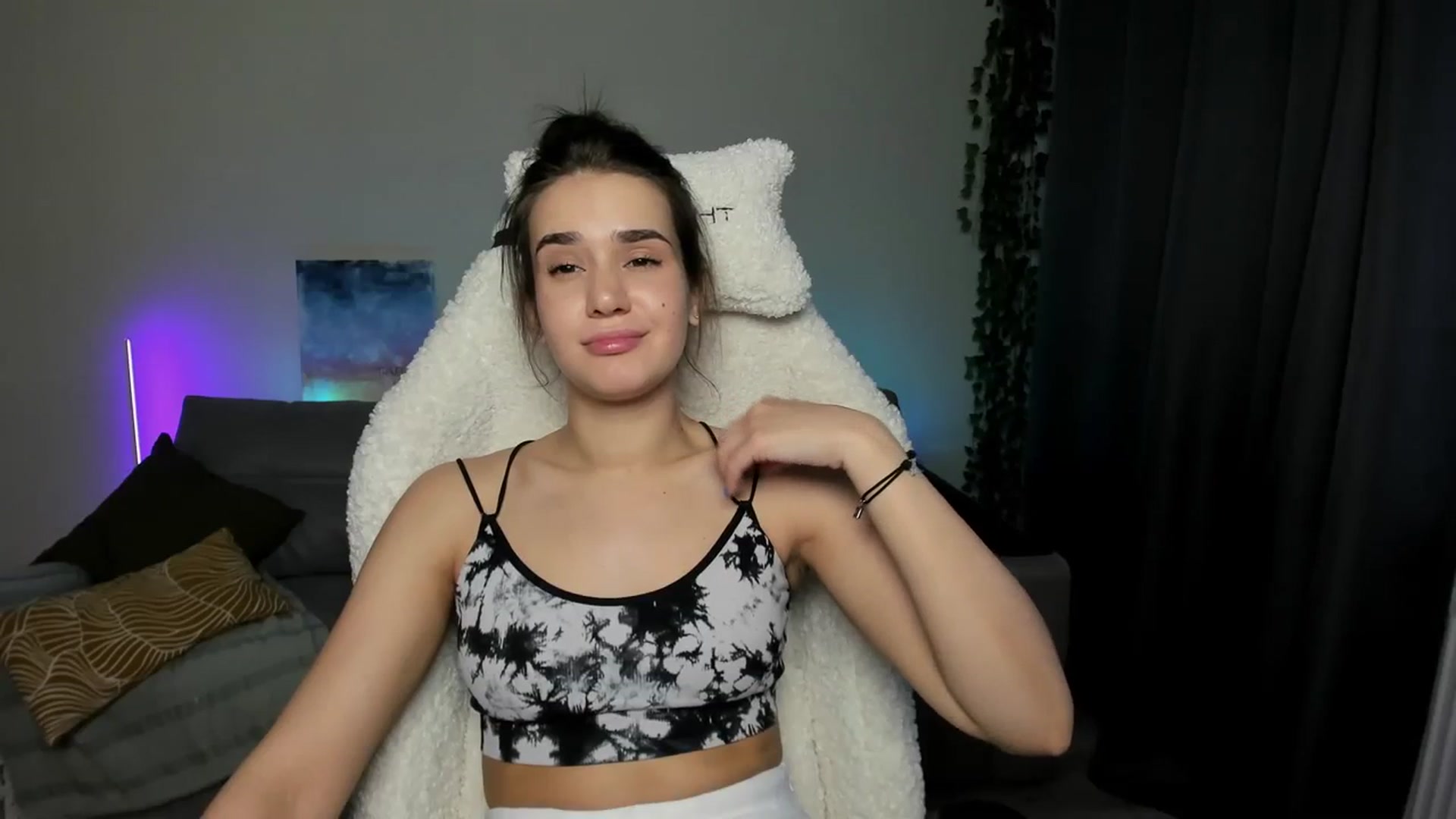 Gallery image thumbnail from Ellies_Smile's myfreecams stream on, 03/26/2024, 15:17 image 18 of 20