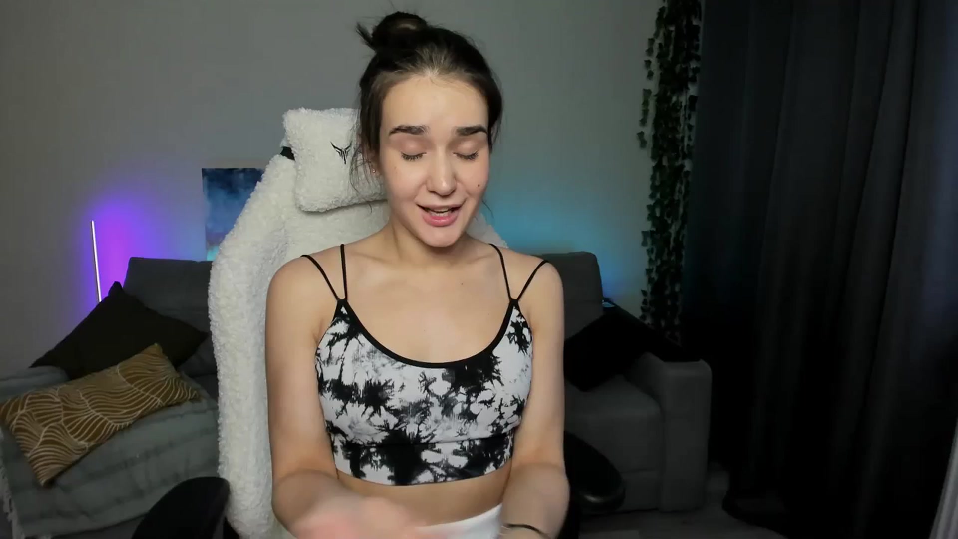 Gallery image thumbnail from Ellies_Smile's myfreecams stream on, 03/26/2024, 15:17 image 1 of 20
