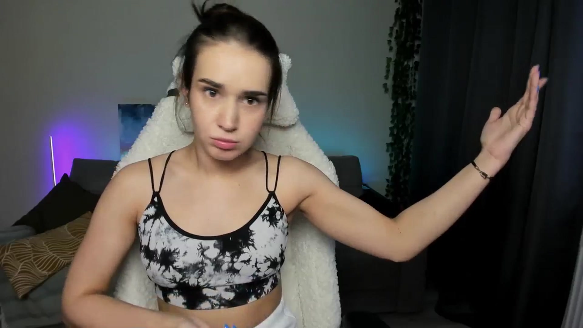 Gallery image thumbnail from Ellies_Smile's myfreecams stream on, 03/26/2024, 15:17 image 9 of 20