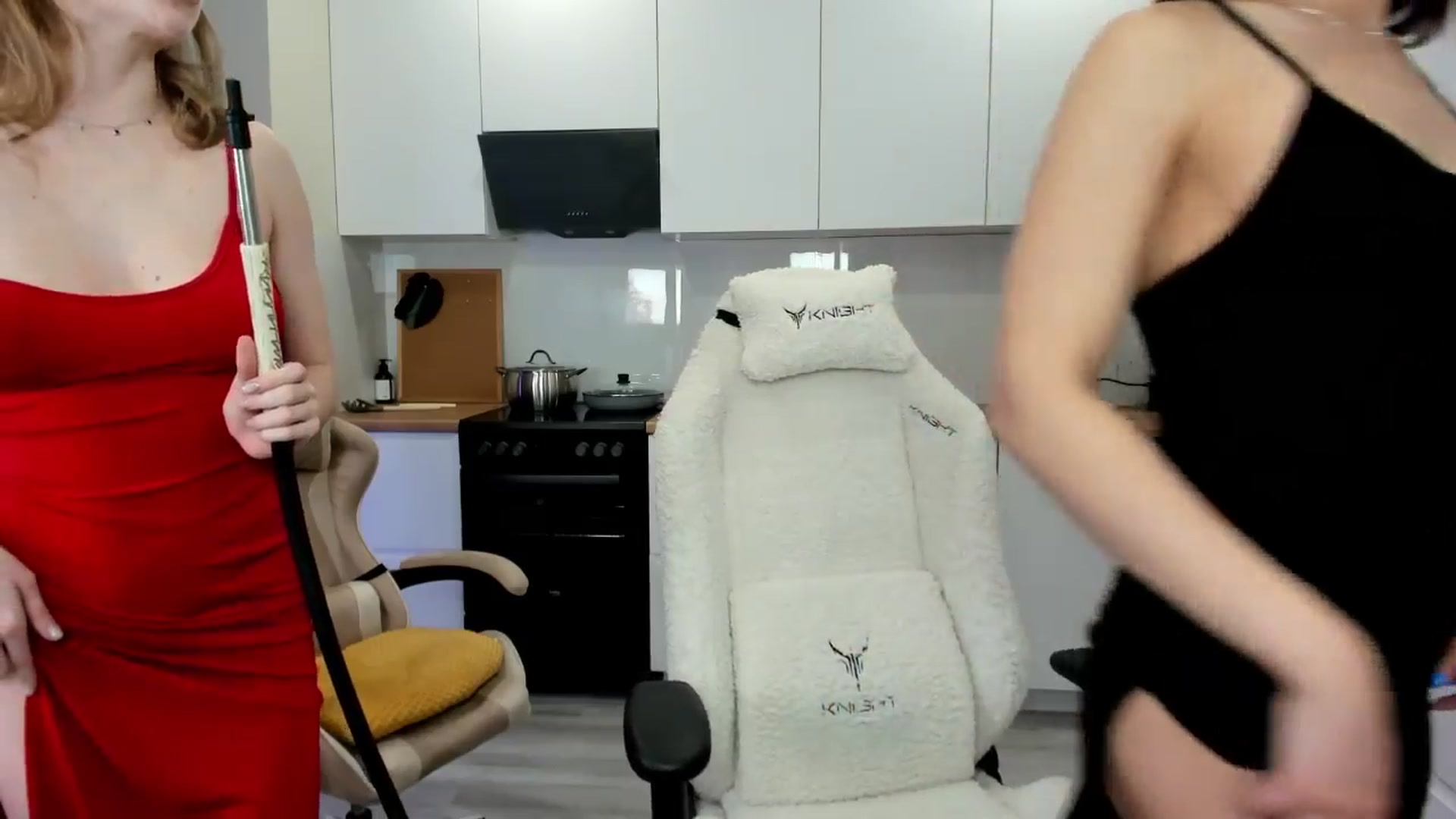 Gallery image thumbnail from Ellies_Smile's myfreecams stream on, 03/30/2024, 18:05 image 17 of 20