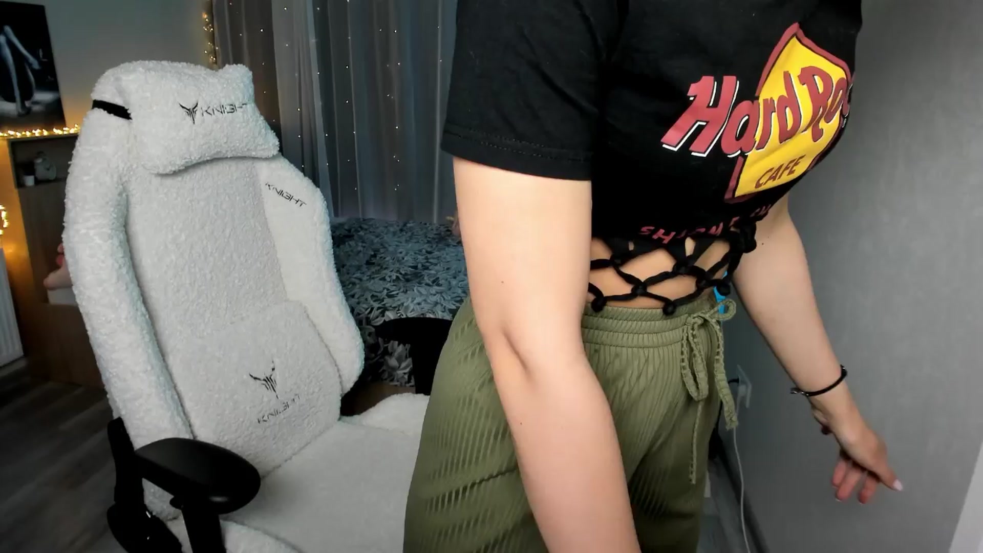 Gallery image thumbnail from Ellies_Smile's myfreecams stream on, 04/07/2024, 14:27 image 1 of 20