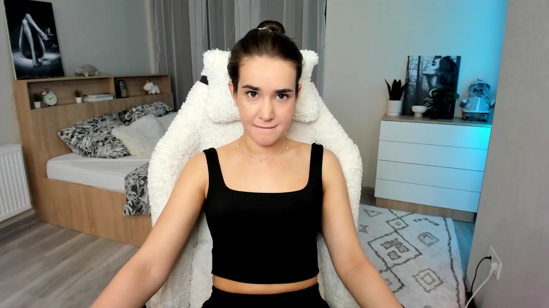 Gallery image thumbnail from Ellies_Smile's myfreecams stream on, 04/12/2024, 16:25 image 17 of 20