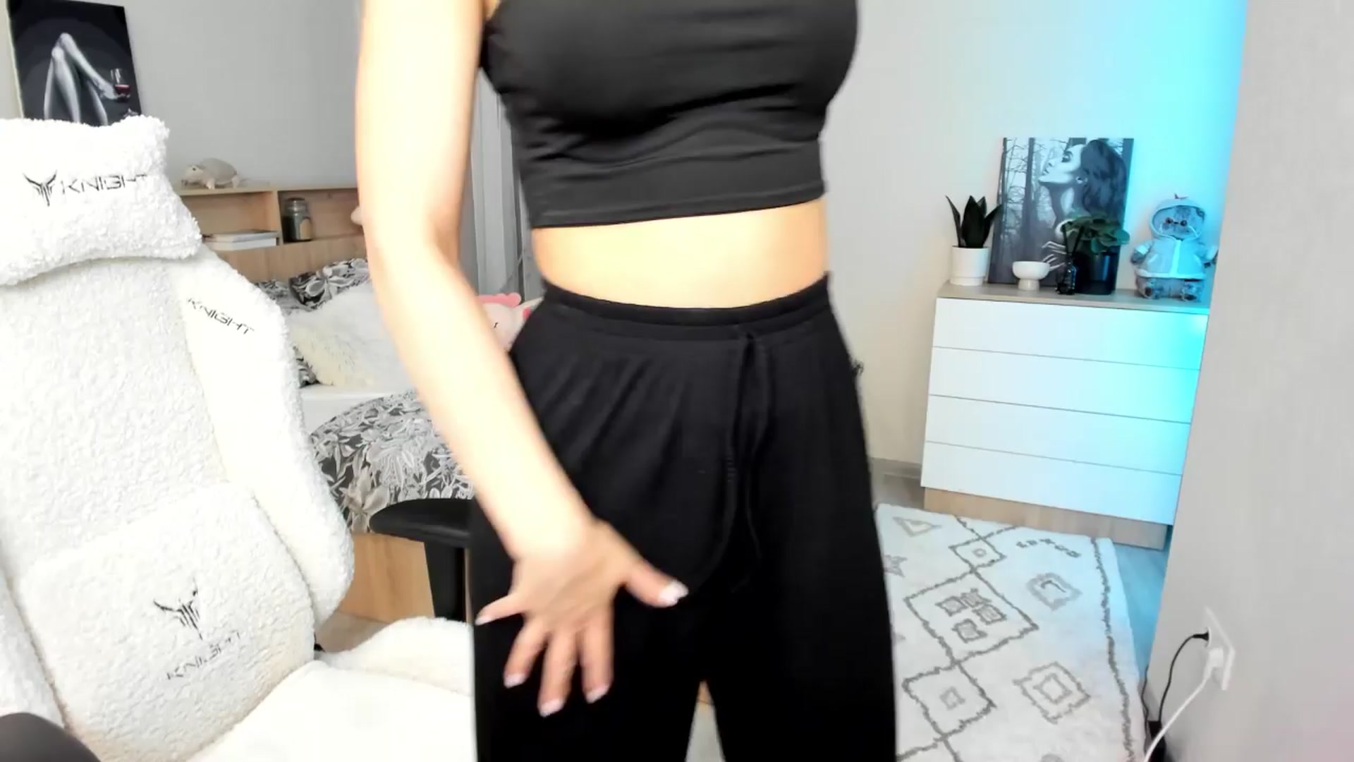 Gallery image thumbnail from Ellies_Smile's myfreecams stream on, 04/12/2024, 16:25 image 13 of 20