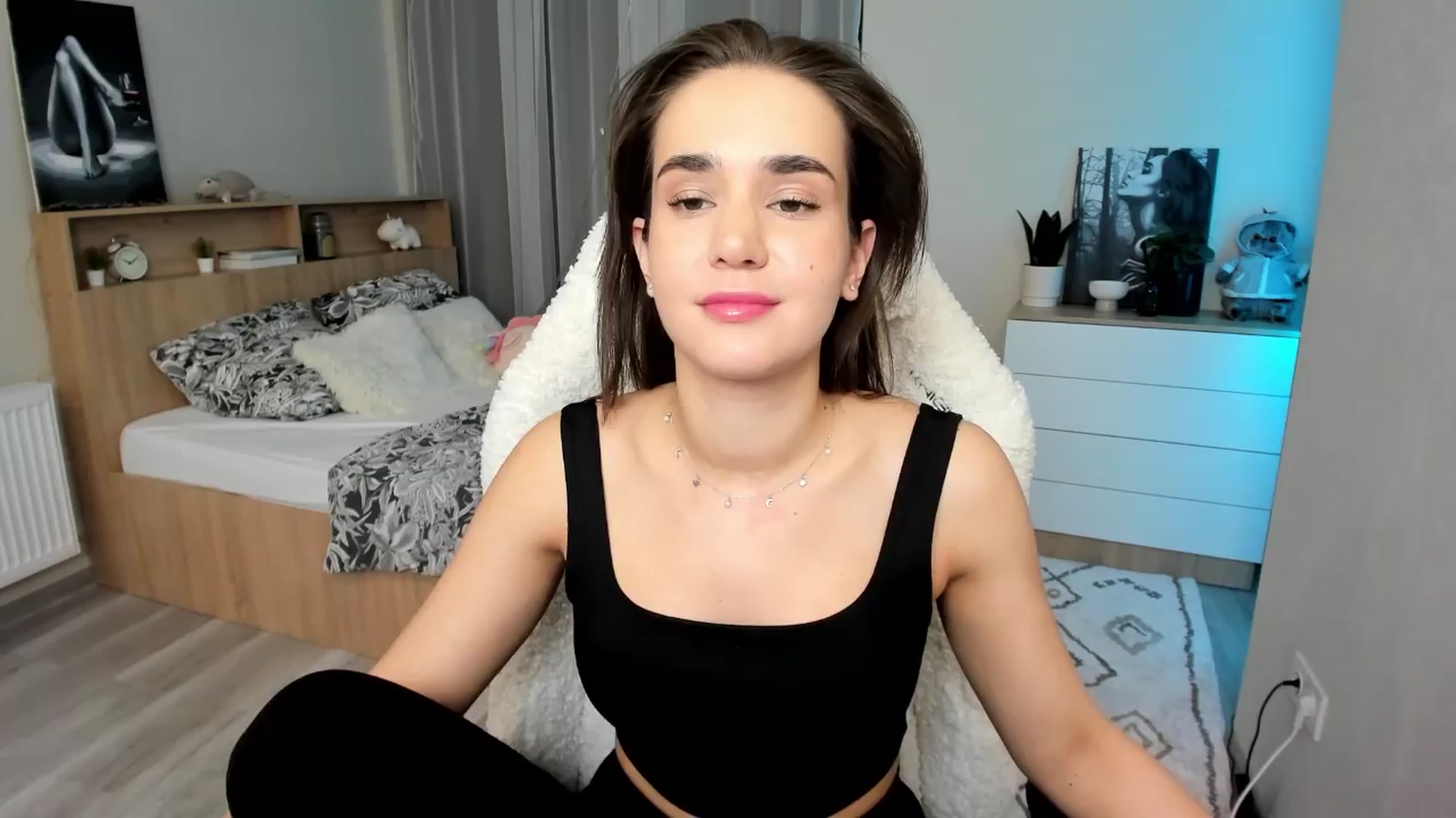 Gallery image thumbnail from Ellies_Smile's myfreecams stream on, 04/12/2024, 16:25 image 9 of 20