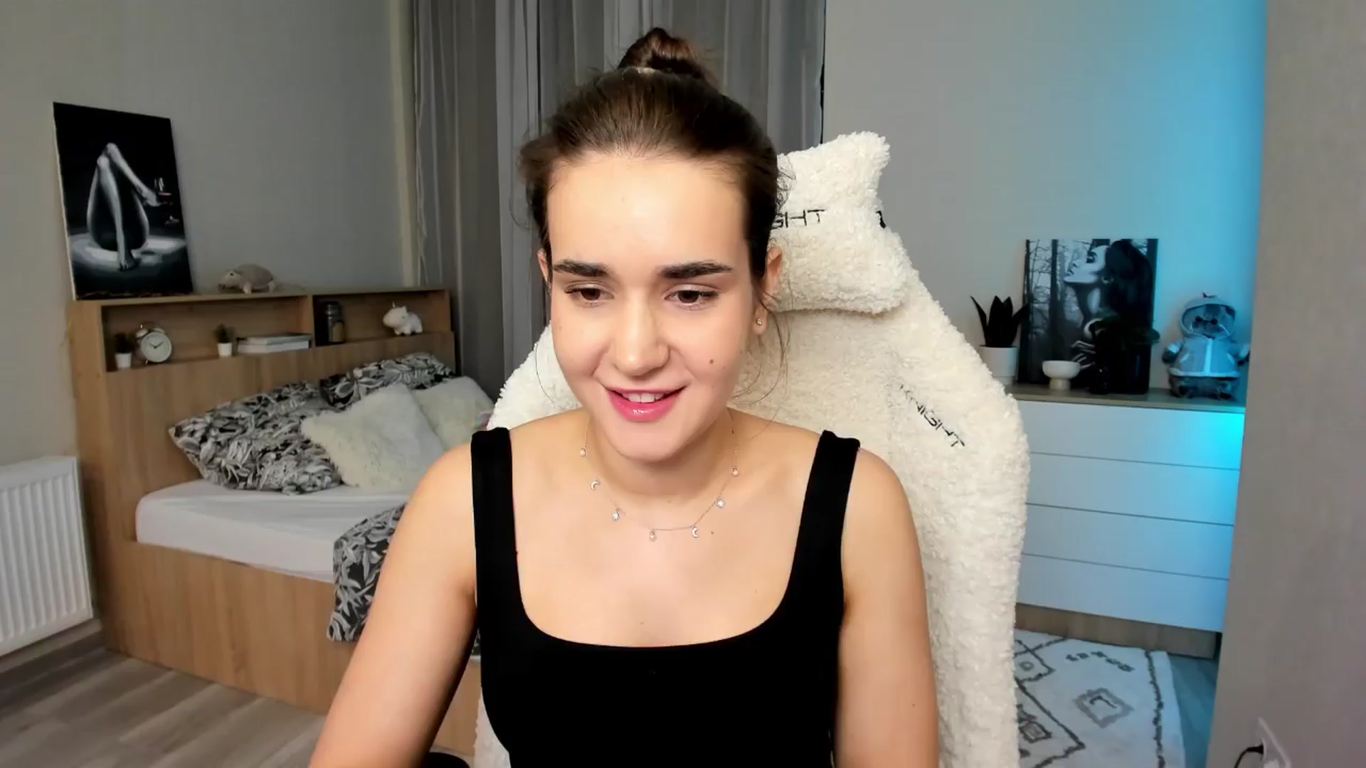 Gallery image thumbnail from Ellies_Smile's myfreecams stream on, 04/12/2024, 18:51 image 16 of 20
