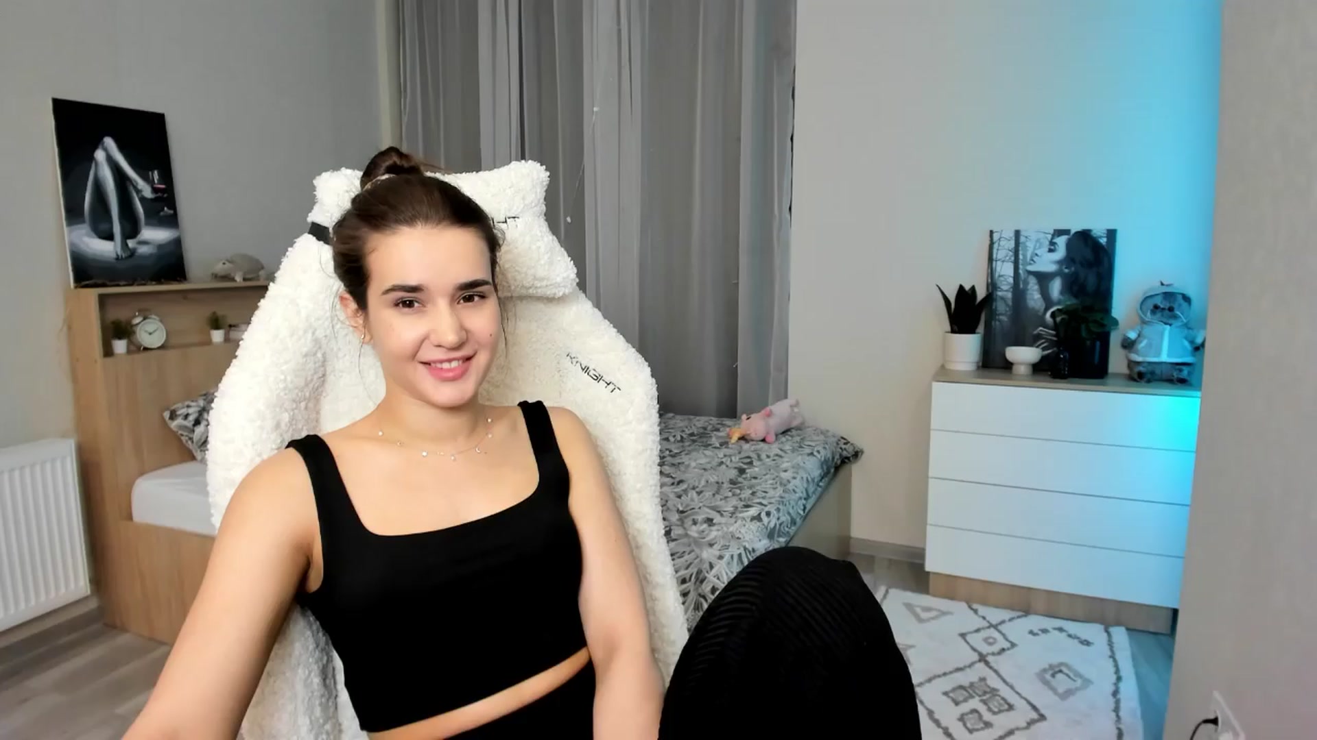 Gallery image thumbnail from Ellies_Smile's myfreecams stream on, 04/12/2024, 18:51 image 6 of 20