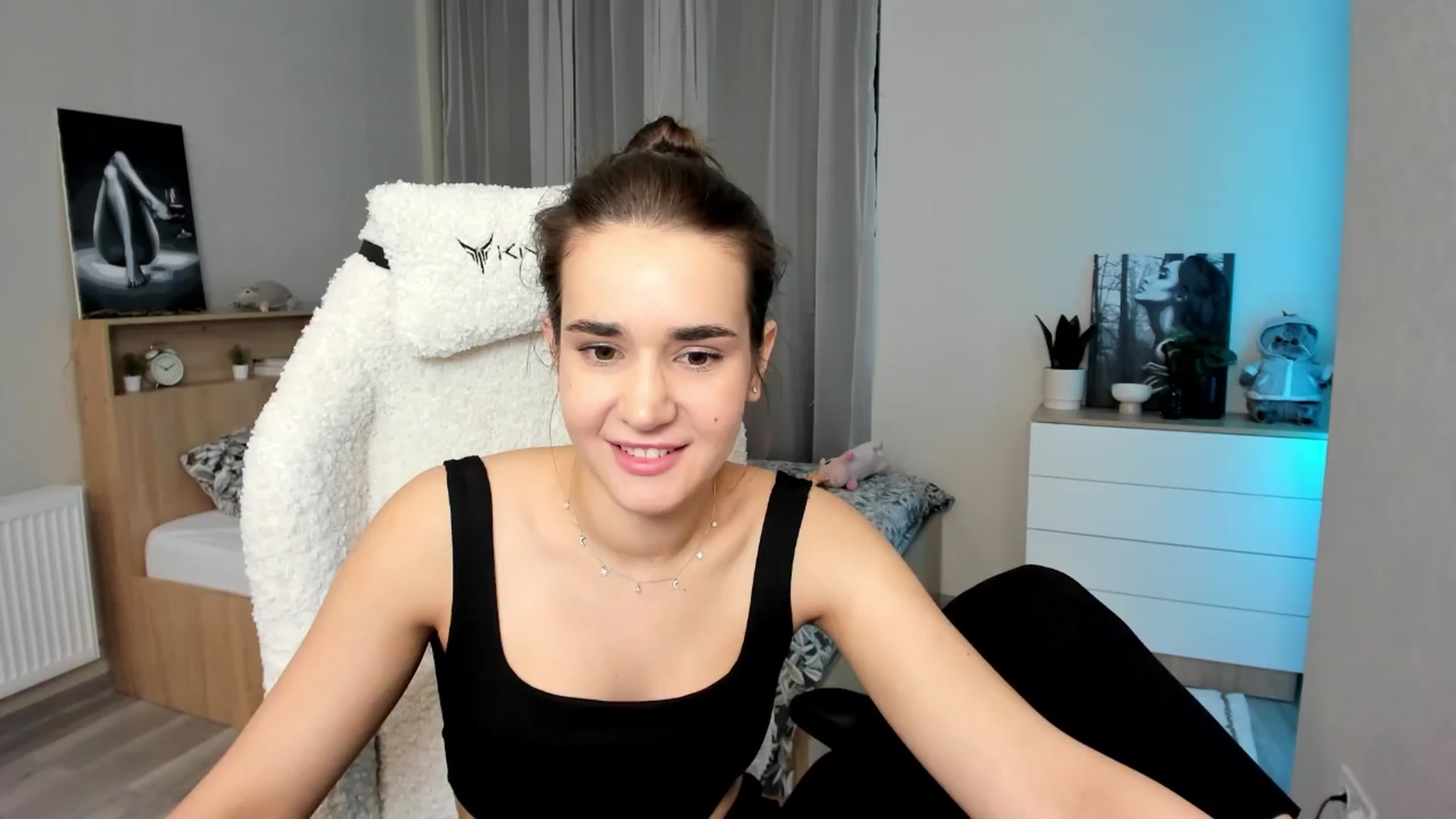 Gallery image thumbnail from Ellies_Smile's myfreecams stream on, 04/12/2024, 18:51 image 2 of 20