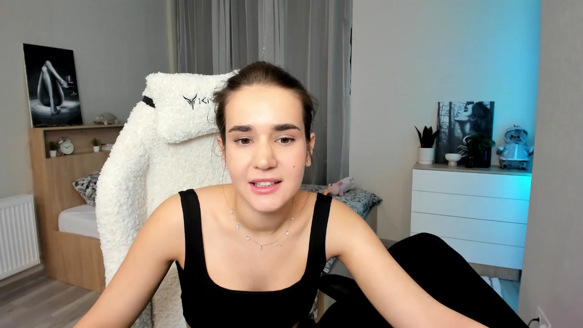 Gallery image thumbnail from Ellies_Smile's myfreecams stream on, 04/12/2024, 18:51 image 3 of 20