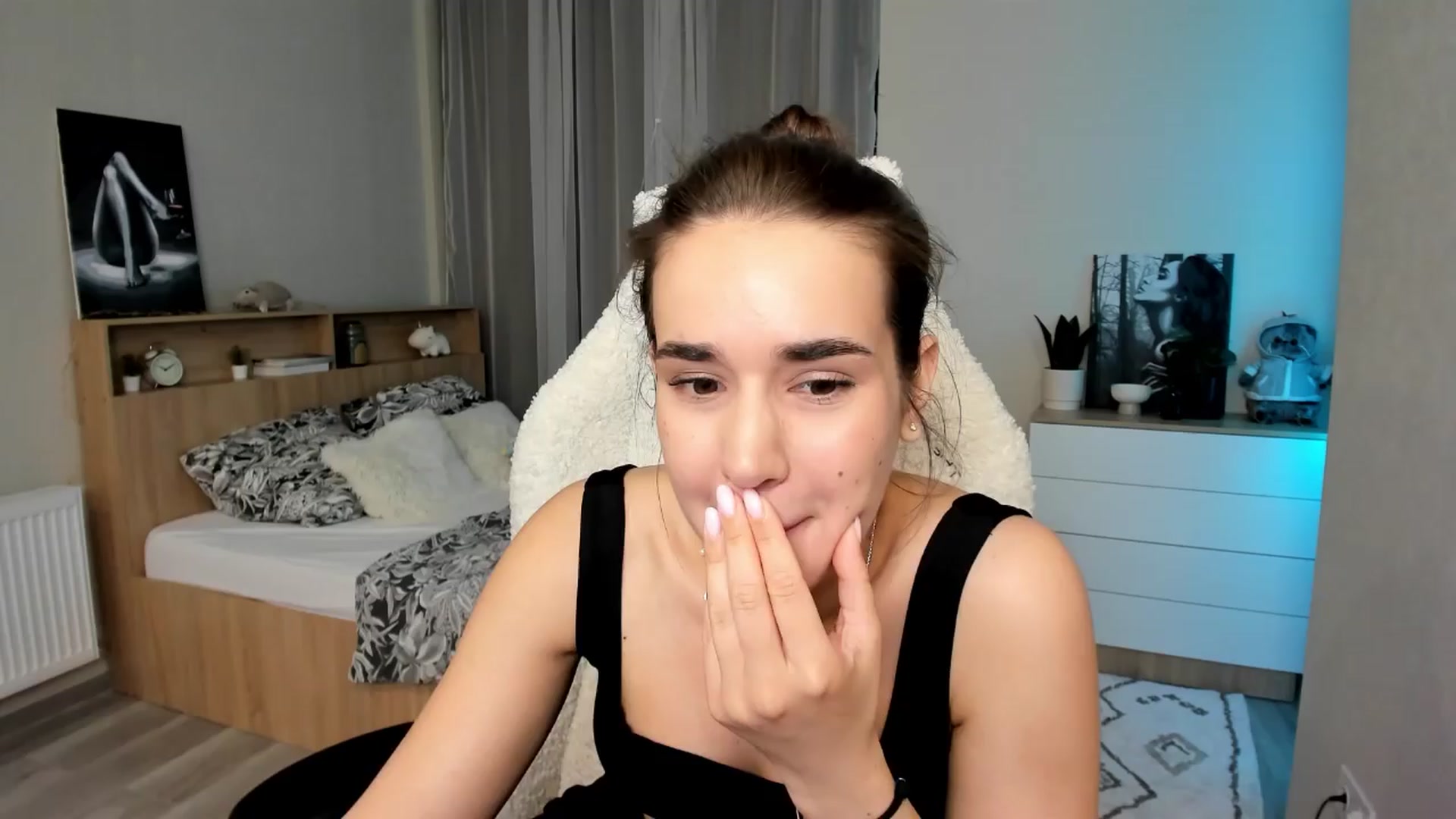 Gallery image thumbnail from Ellies_Smile's myfreecams stream on, 04/12/2024, 18:51 image 9 of 20