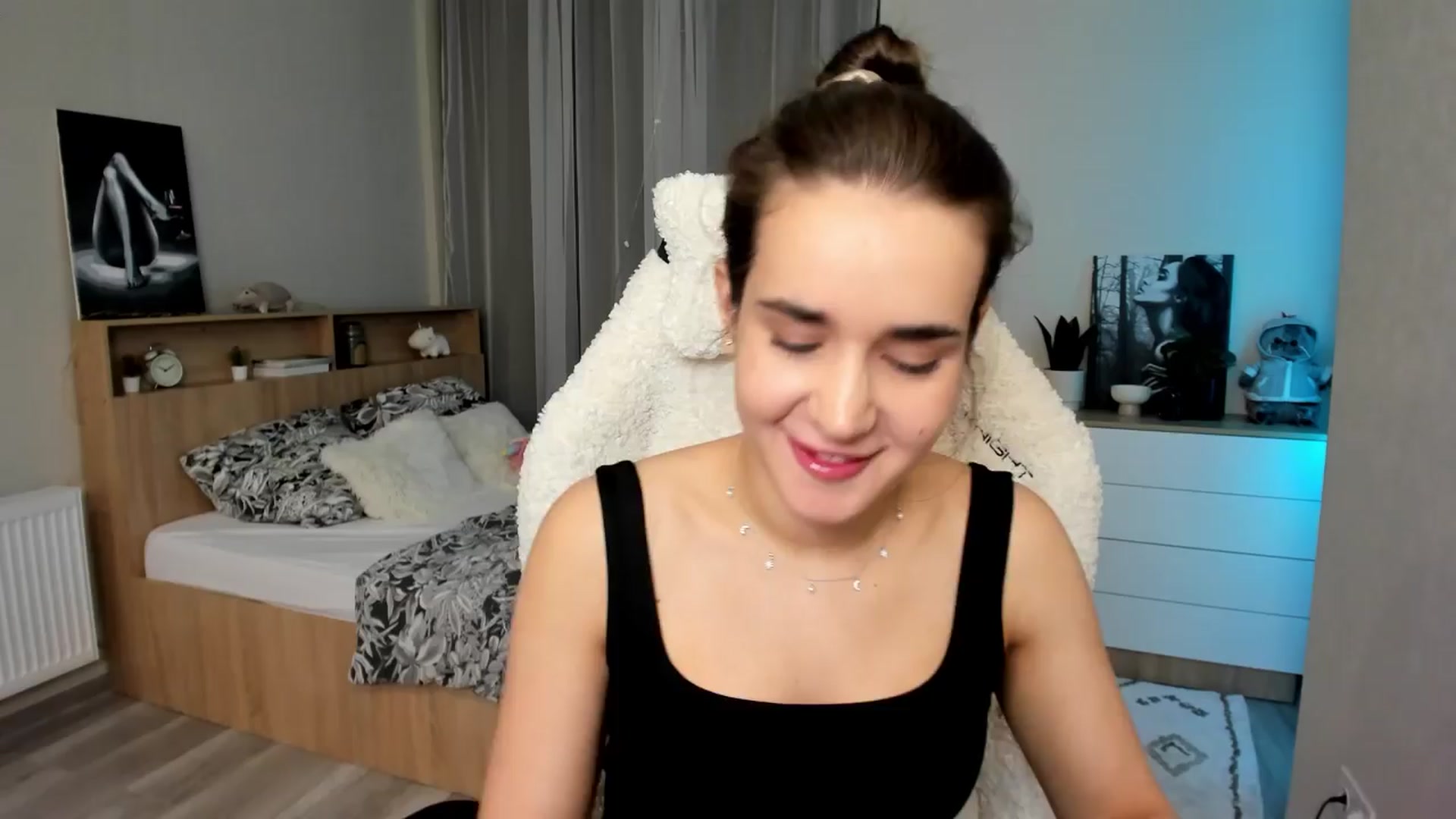 Gallery image thumbnail from Ellies_Smile's myfreecams stream on, 04/12/2024, 18:51 image 15 of 20