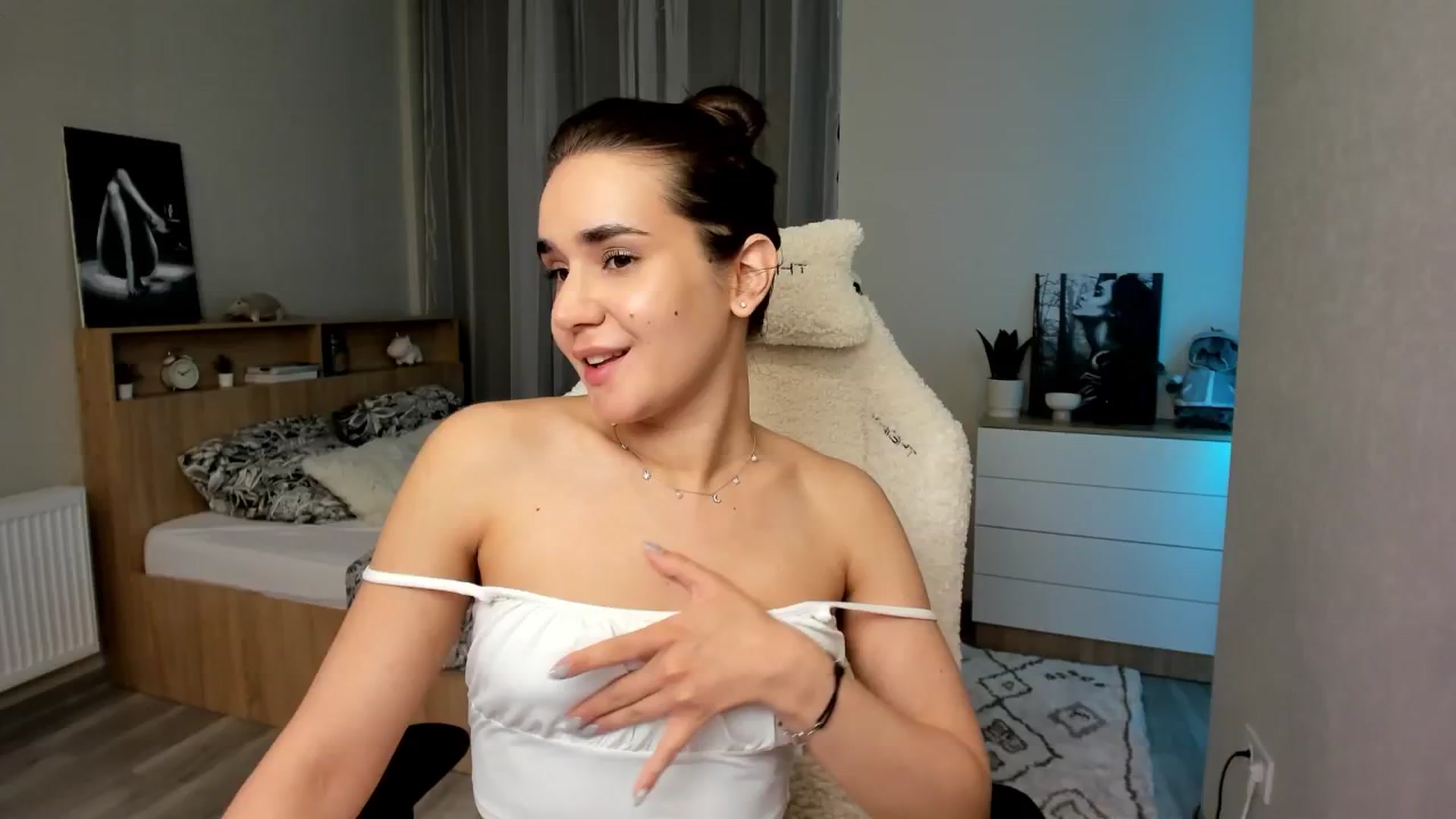 Gallery image thumbnail from Ellies_Smile's myfreecams stream on, 04/19/2024, 15:44 image 16 of 20