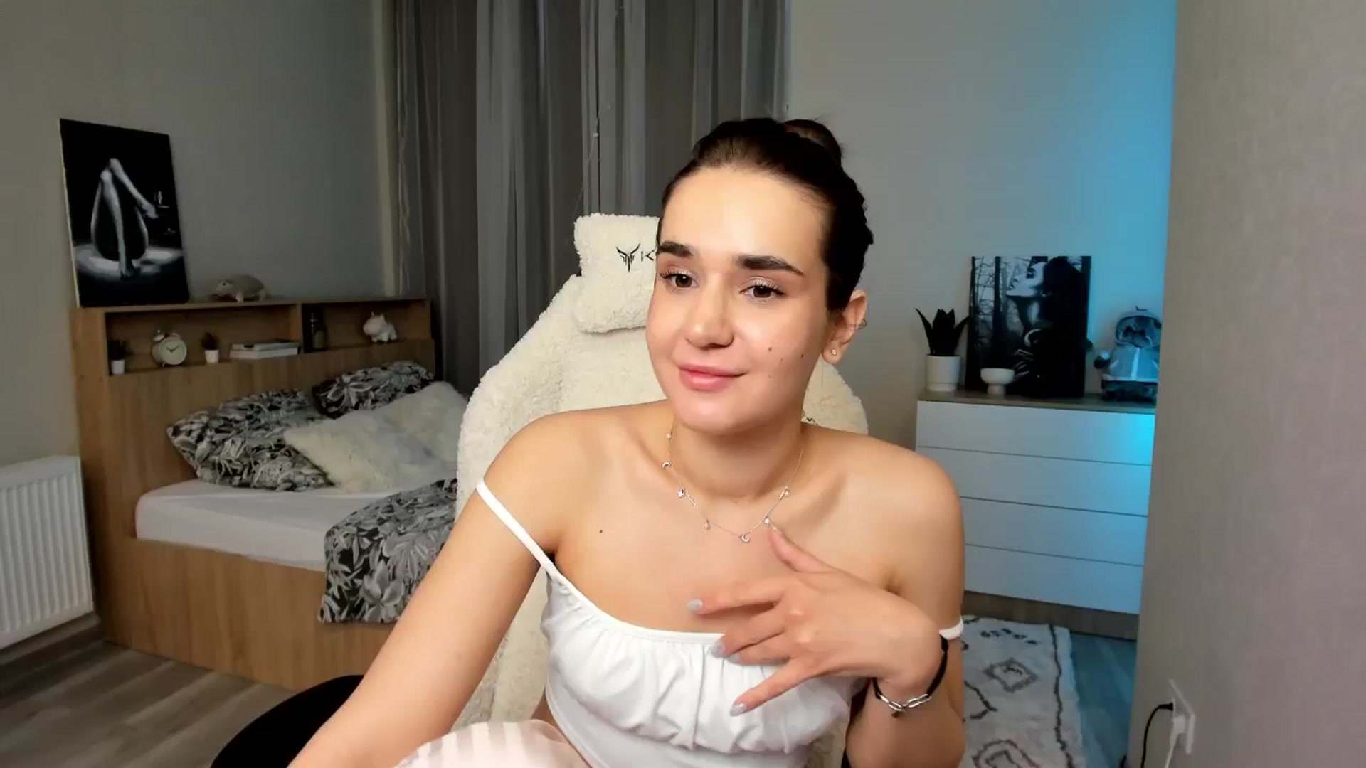 Gallery image thumbnail from Ellies_Smile's myfreecams stream on, 04/19/2024, 15:44 image 11 of 20