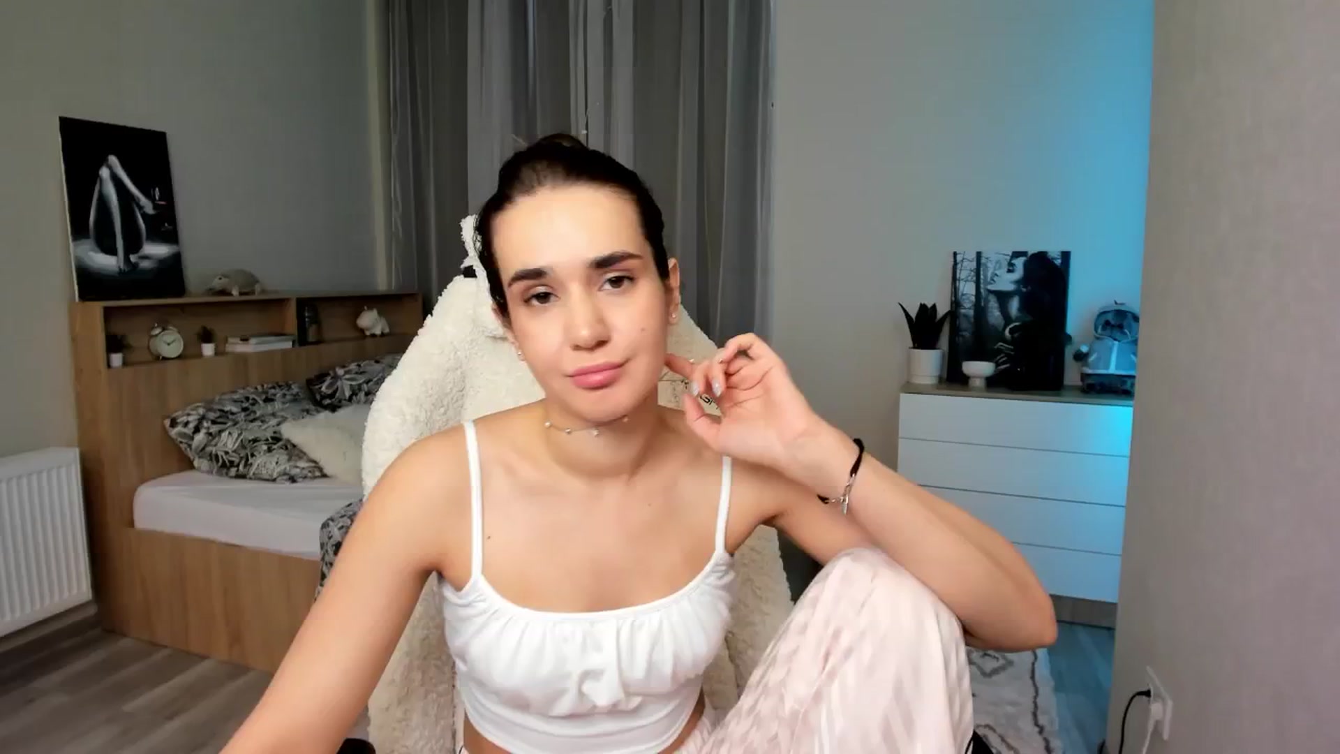 Gallery image thumbnail from Ellies_Smile's myfreecams stream on, 04/19/2024, 15:44 image 4 of 20