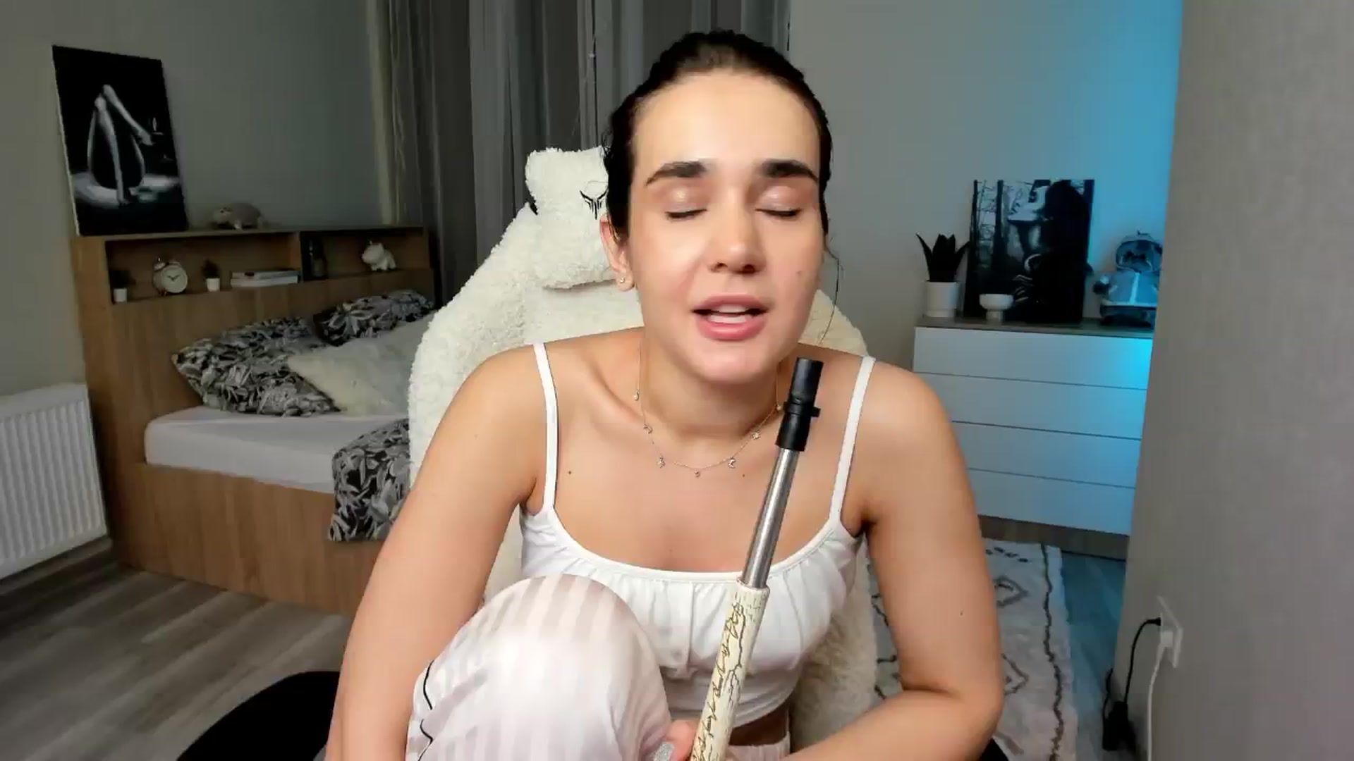 Gallery image thumbnail from Ellies_Smile's myfreecams stream on, 04/19/2024, 17:21 image 1 of 20