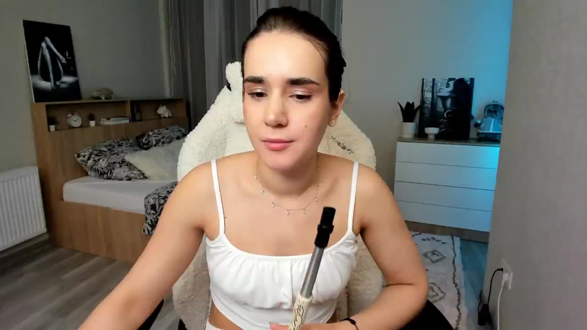 Gallery image thumbnail from Ellies_Smile's myfreecams stream on, 04/19/2024, 17:21 image 4 of 20