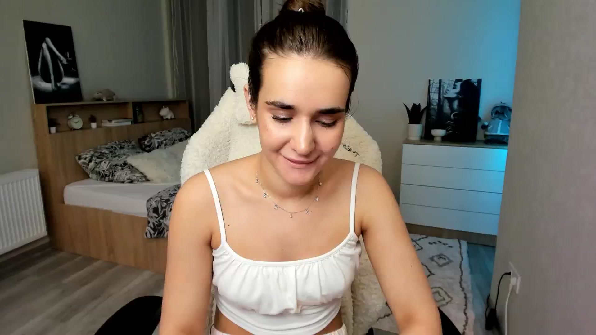 Gallery image thumbnail from Ellies_Smile's myfreecams stream on, 04/19/2024, 17:21 image 3 of 20