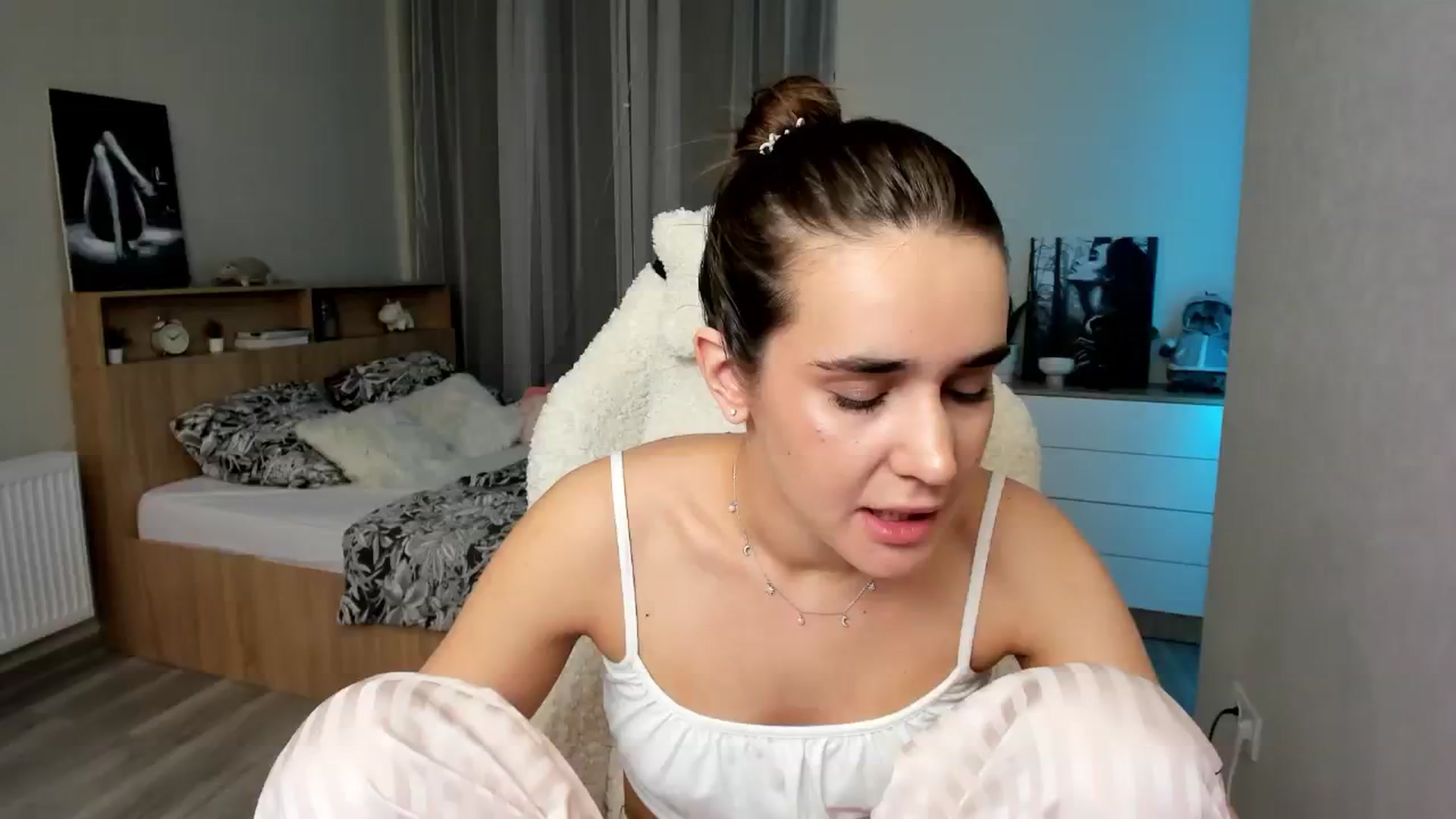 Gallery image thumbnail from Ellies_Smile's myfreecams stream on, 04/19/2024, 17:21 image 12 of 20