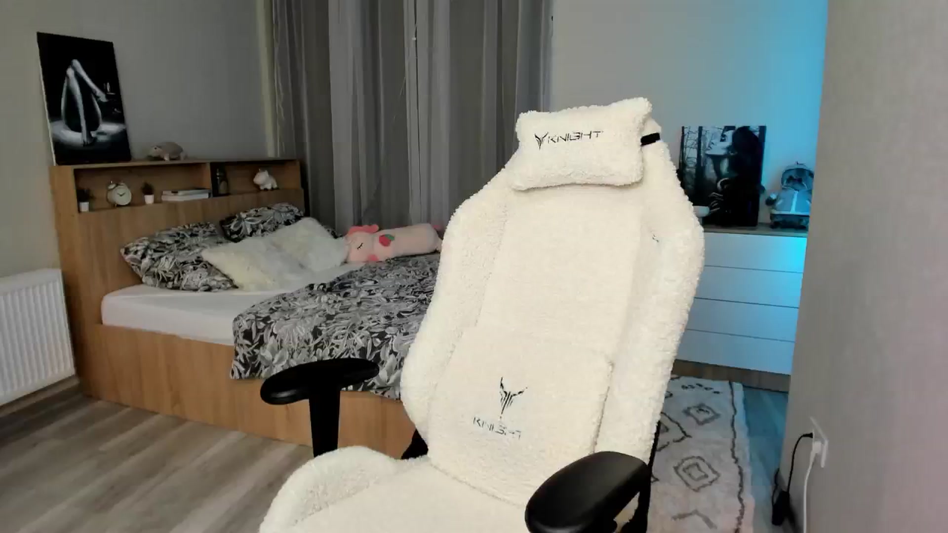 Gallery image thumbnail from Ellies_Smile's myfreecams stream on, 04/19/2024, 17:21 image 5 of 20