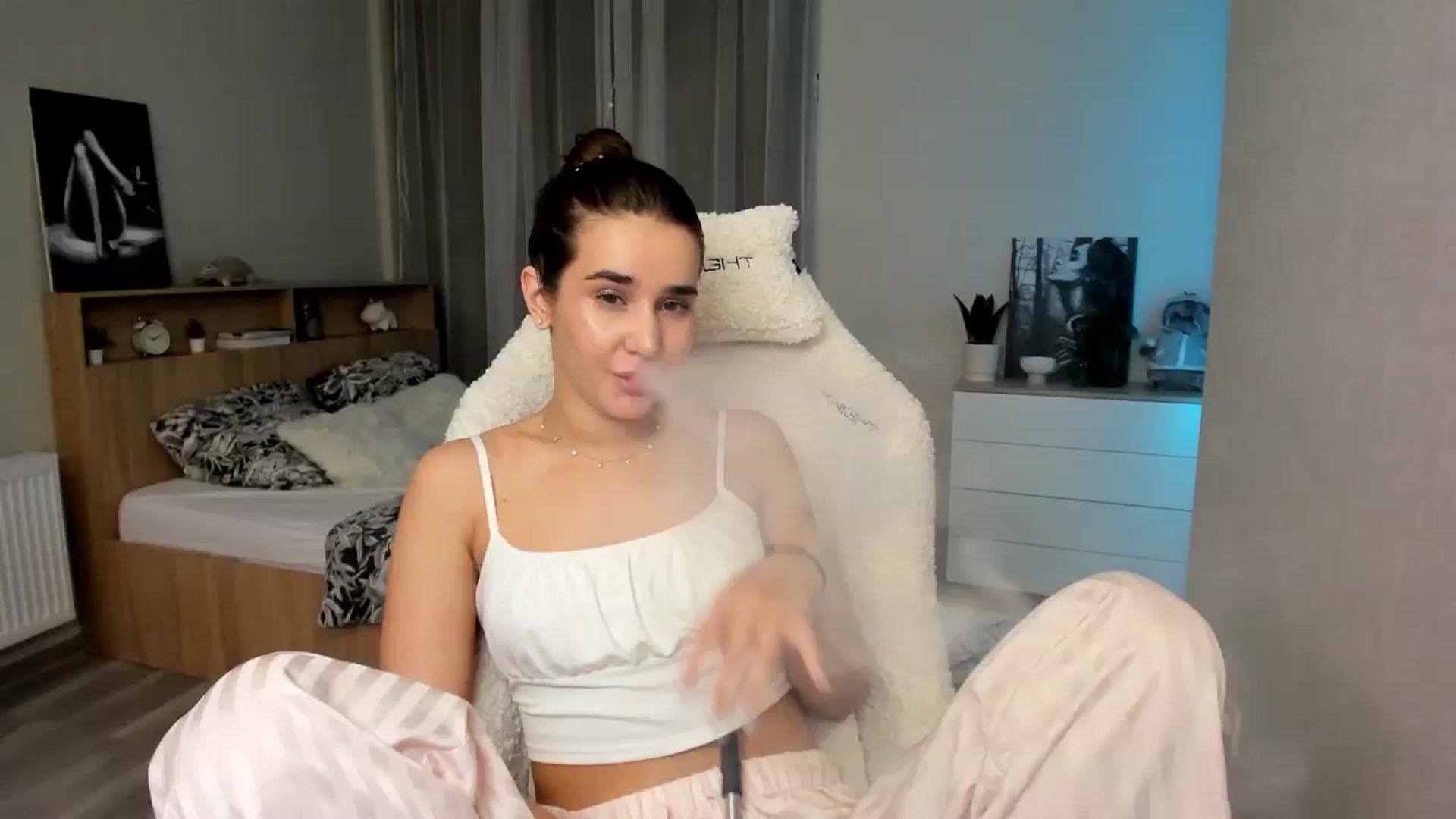 Gallery image thumbnail from Ellies_Smile's myfreecams stream on, 04/19/2024, 17:21 image 16 of 20
