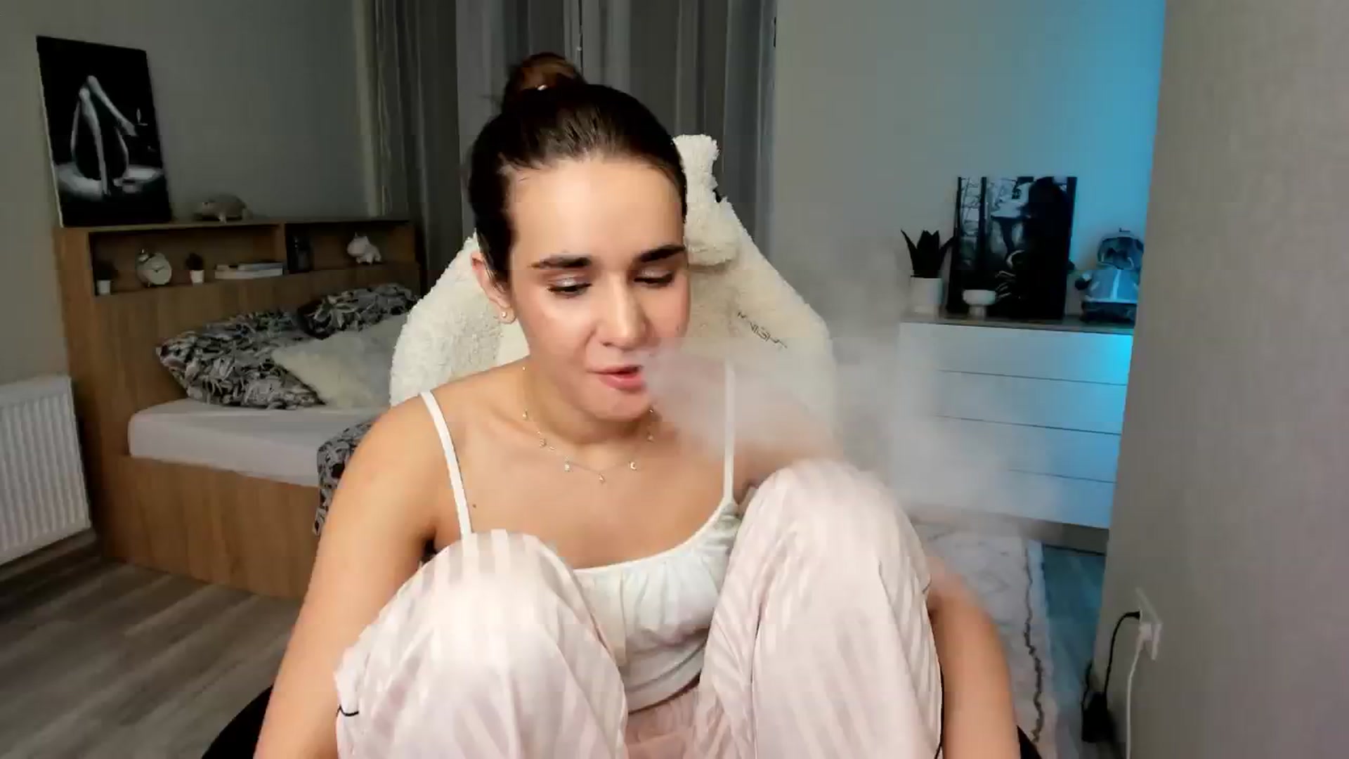 Gallery image thumbnail from Ellies_Smile's myfreecams stream on, 04/19/2024, 17:21 image 8 of 20