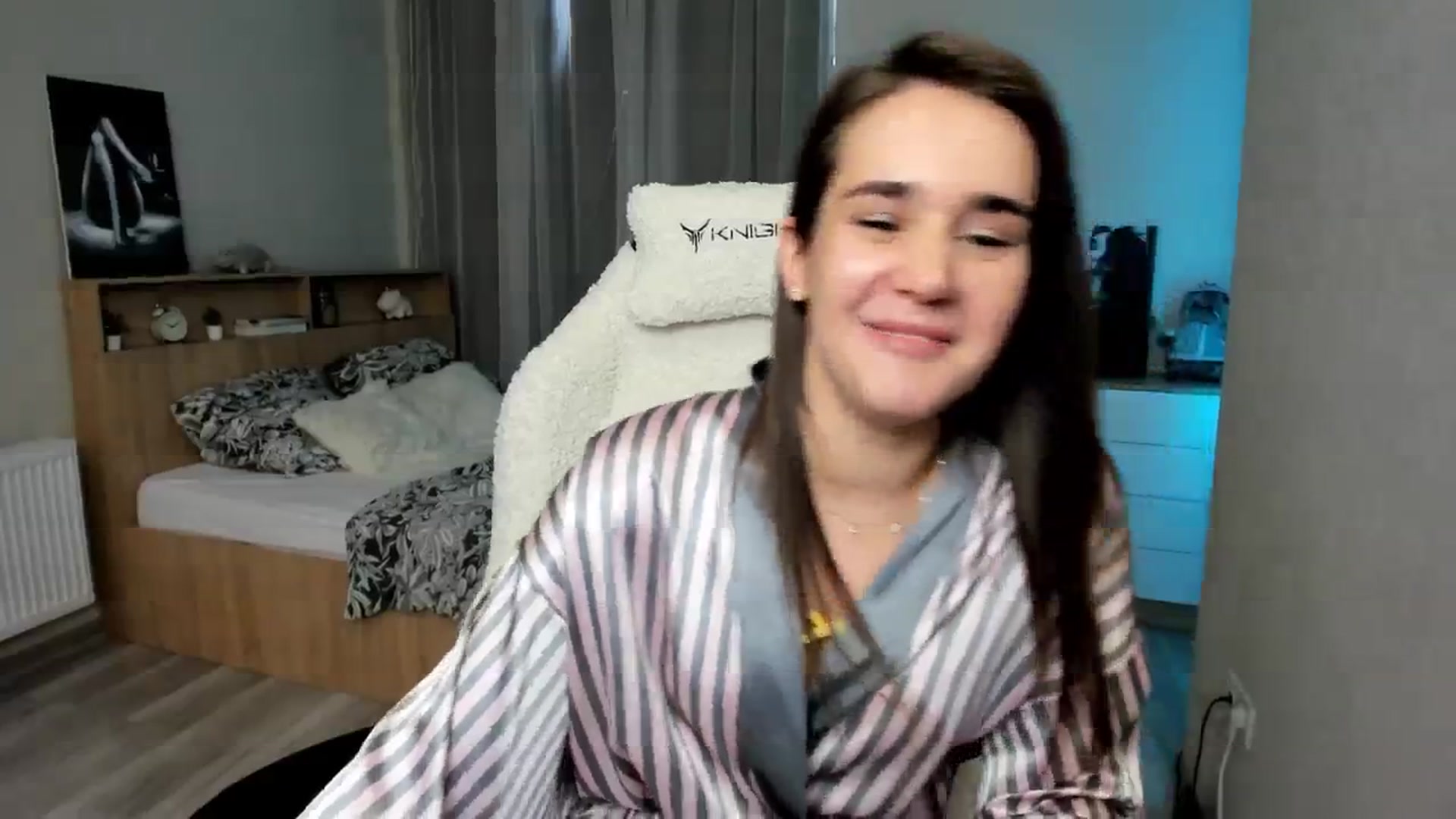 Gallery image thumbnail from Ellies_Smile's myfreecams stream on, 04/21/2024, 14:06 image 8 of 20