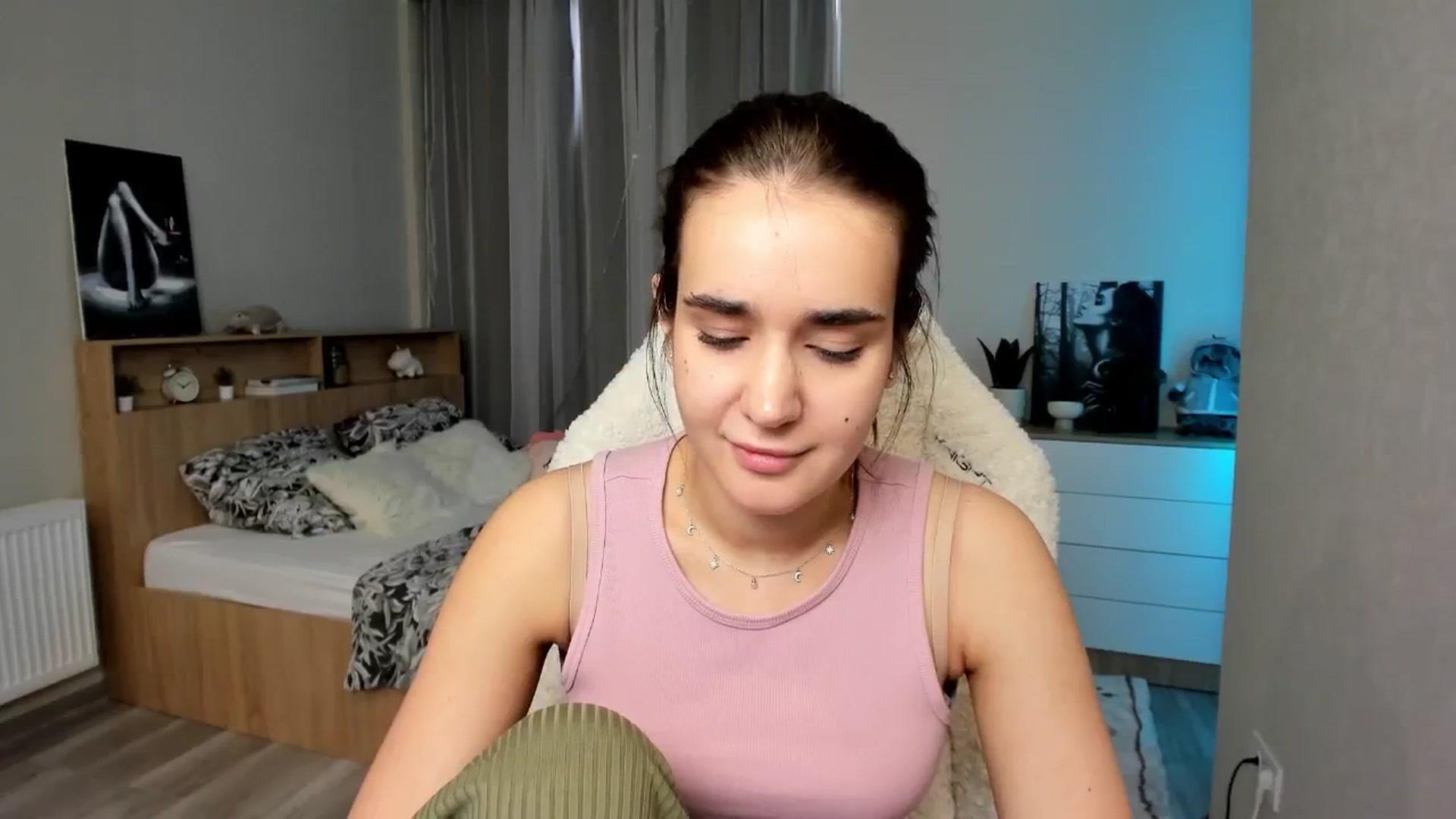 Gallery image thumbnail from Ellies_Smile's myfreecams stream on, 04/22/2024, 15:26 image 8 of 20