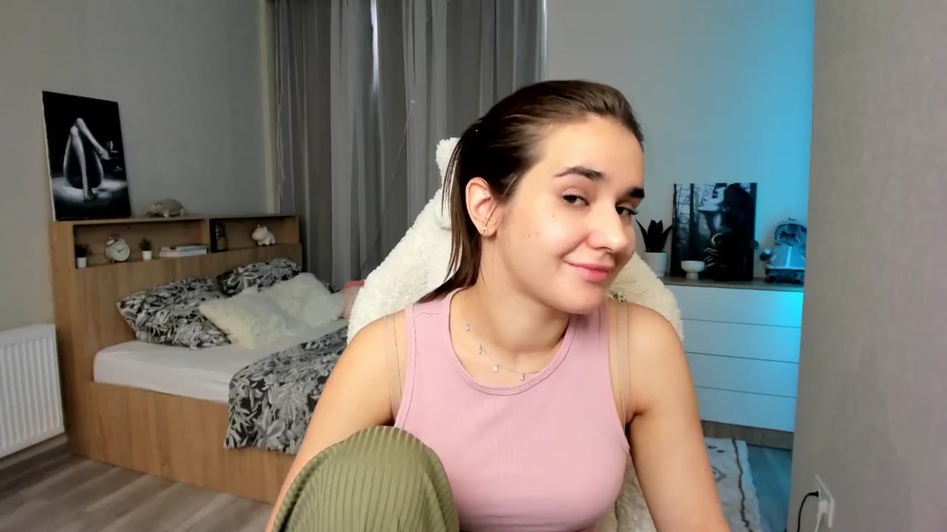 Gallery image thumbnail from Ellies_Smile's myfreecams stream on, 04/22/2024, 15:26 image 9 of 20