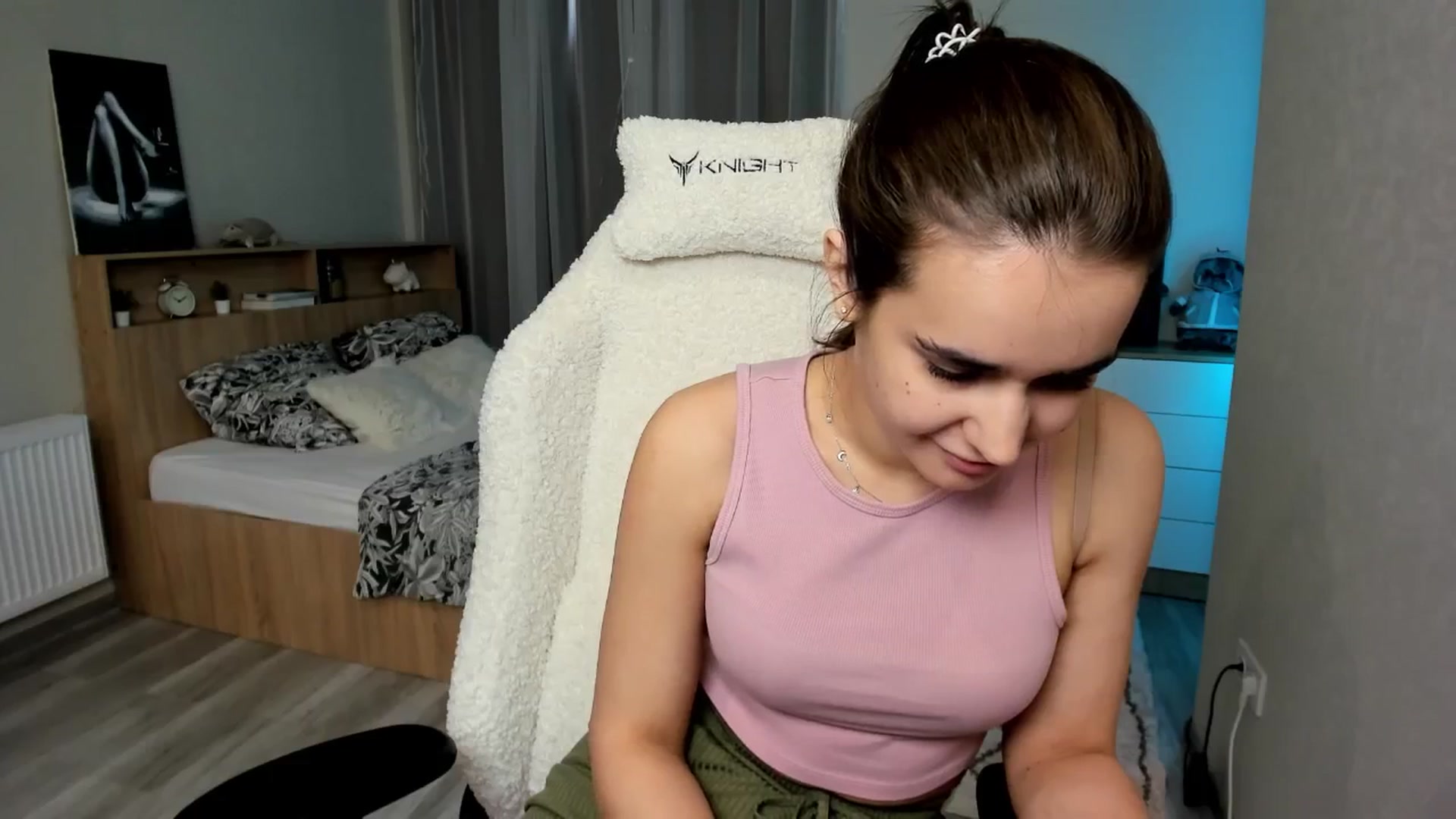 Gallery image thumbnail from Ellies_Smile's myfreecams stream on, 04/22/2024, 15:26 image 4 of 20