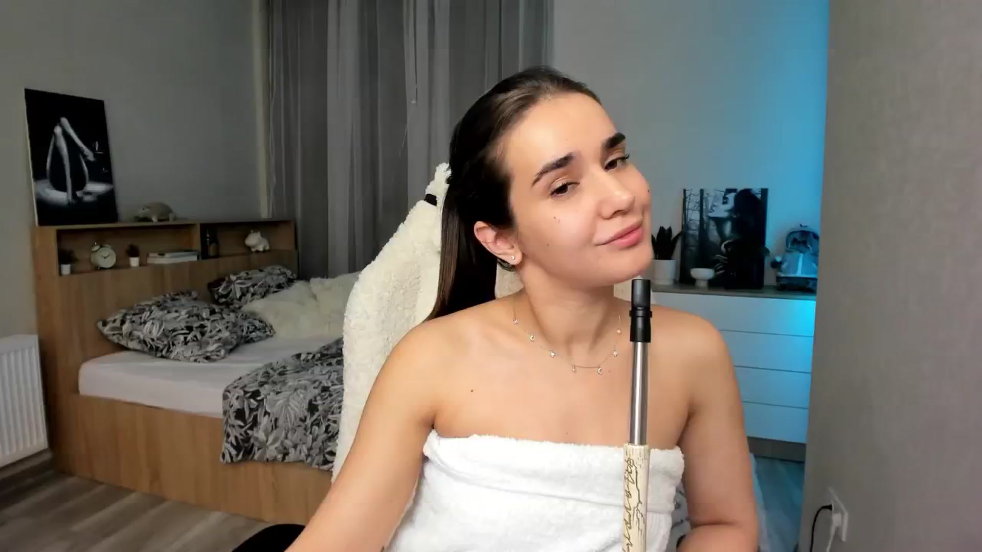 Gallery image thumbnail from Ellies_Smile's myfreecams stream on, 04/22/2024, 17:56 image 18 of 20