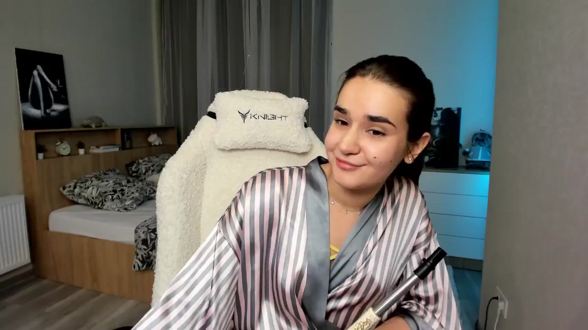 Gallery image thumbnail from Ellies_Smile's myfreecams stream on, 04/22/2024, 17:56 image 4 of 20