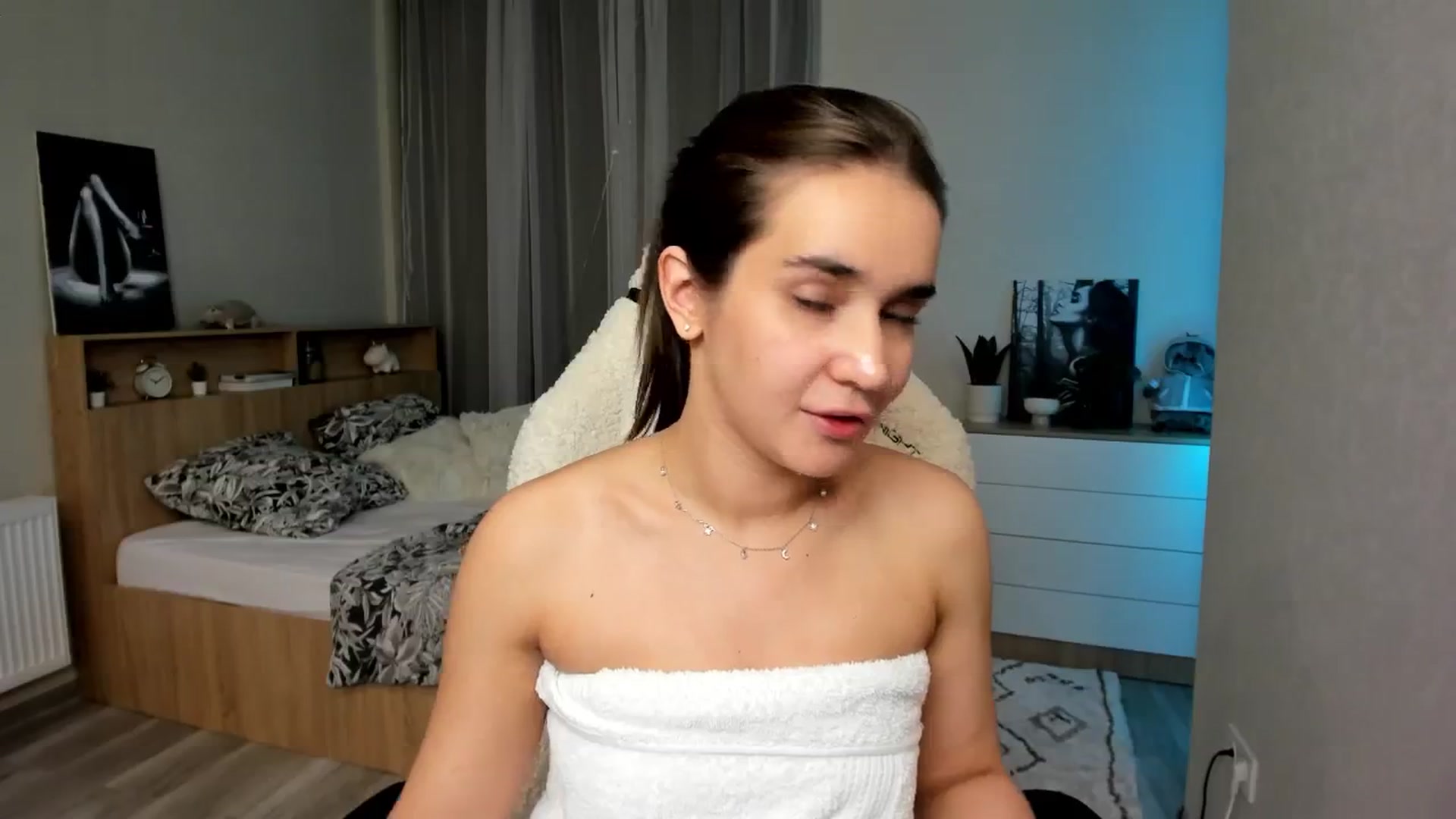 Gallery image thumbnail from Ellies_Smile's myfreecams stream on, 04/22/2024, 17:56 image 19 of 20