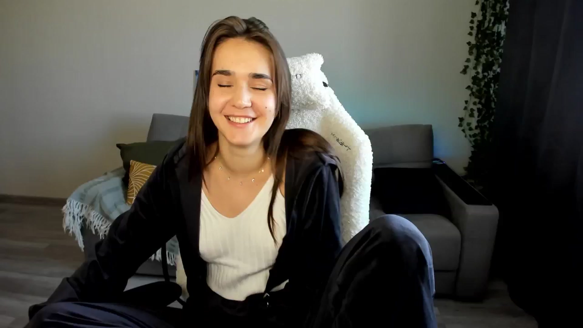 Gallery image thumbnail from Ellies_Smile's myfreecams stream on, 05/08/2024, 12:32 image 13 of 20