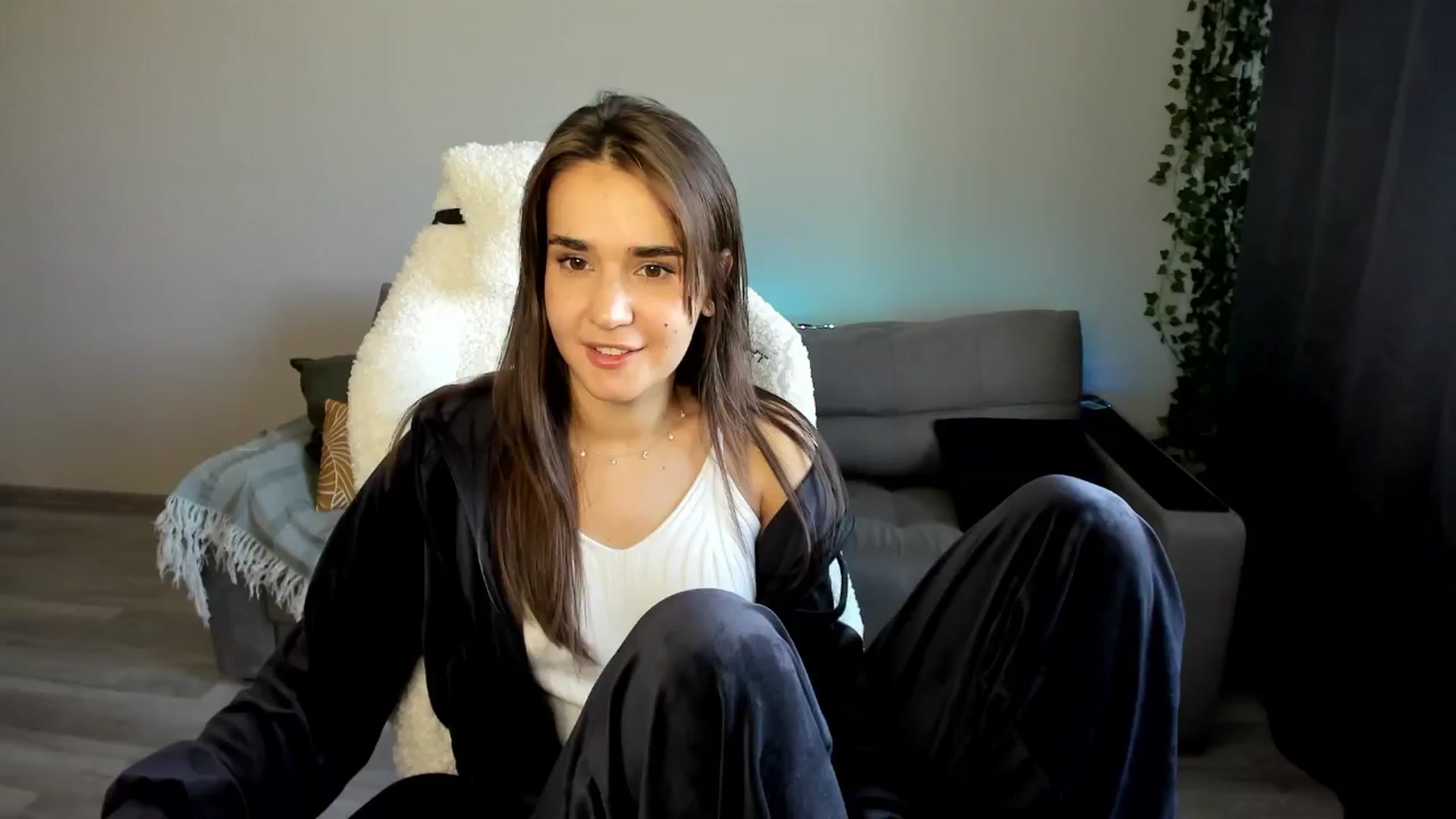 Gallery image thumbnail from Ellies_Smile's myfreecams stream on, 05/08/2024, 12:32 image 15 of 20
