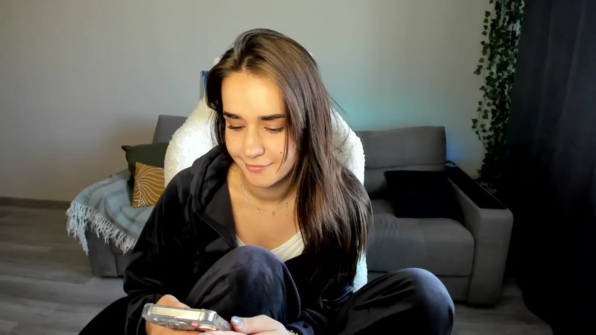 Gallery image thumbnail from Ellies_Smile's myfreecams stream on, 05/08/2024, 12:32 image 4 of 20