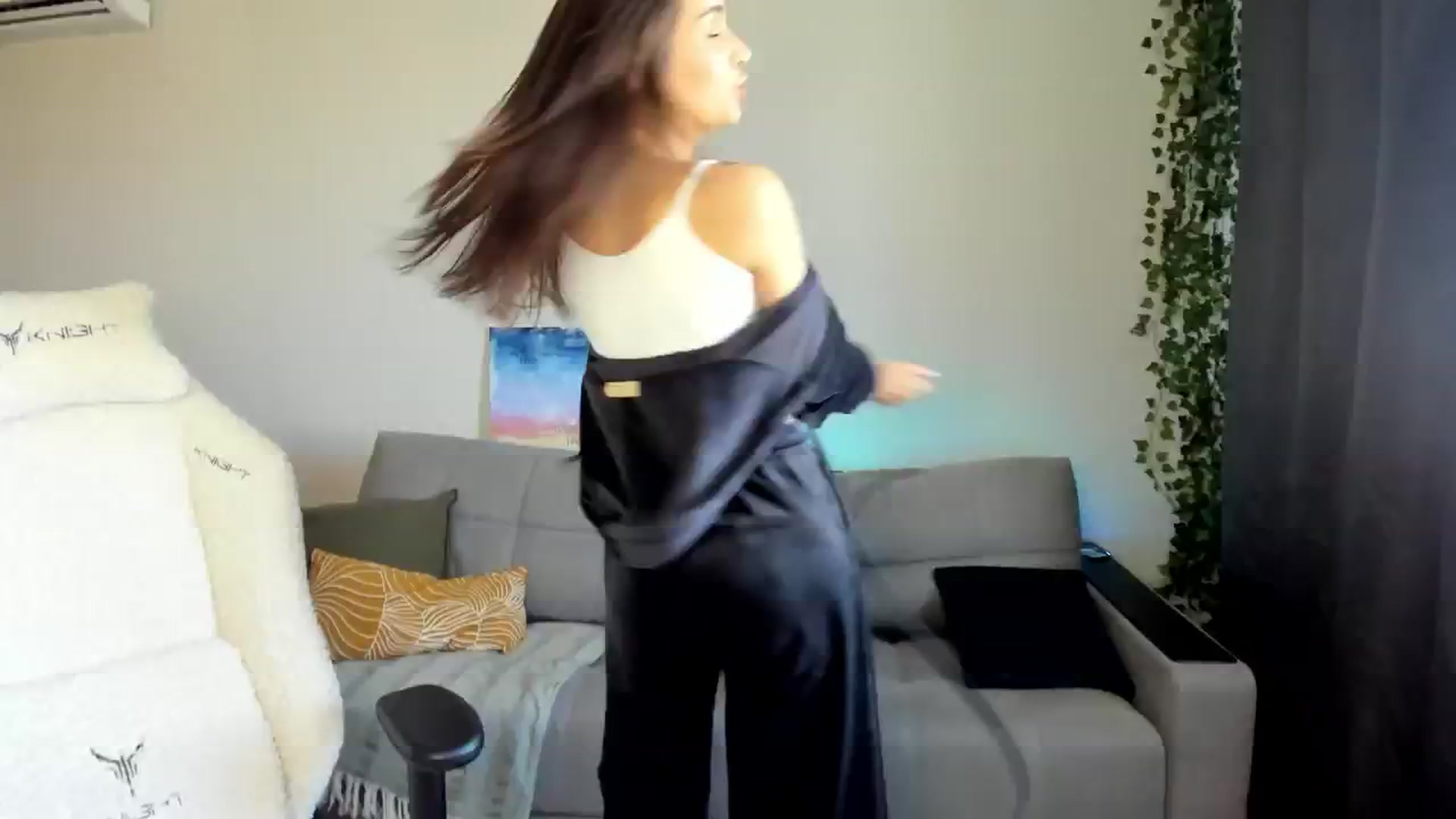 Gallery image thumbnail from Ellies_Smile's myfreecams stream on, 05/08/2024, 12:32 image 19 of 20