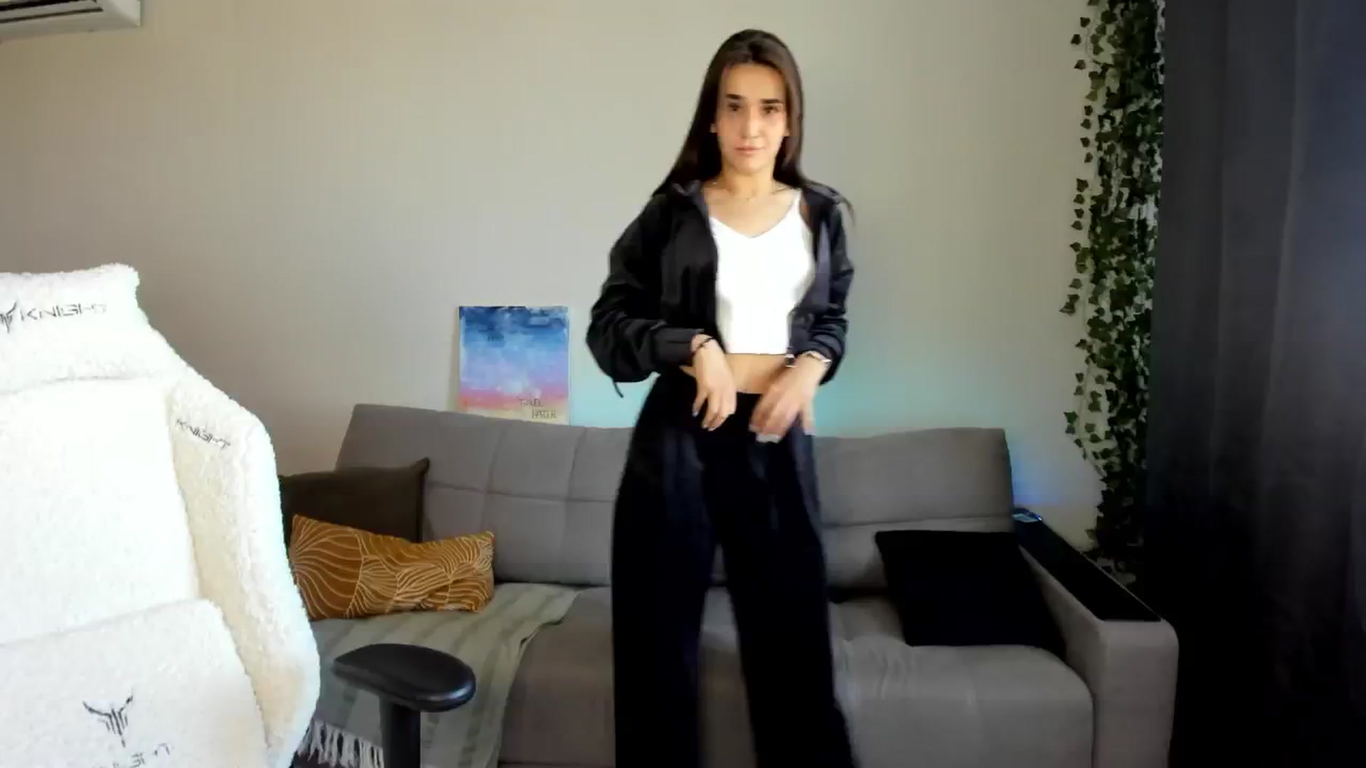 Gallery image thumbnail from Ellies_Smile's myfreecams stream on, 05/08/2024, 12:32 image 17 of 20