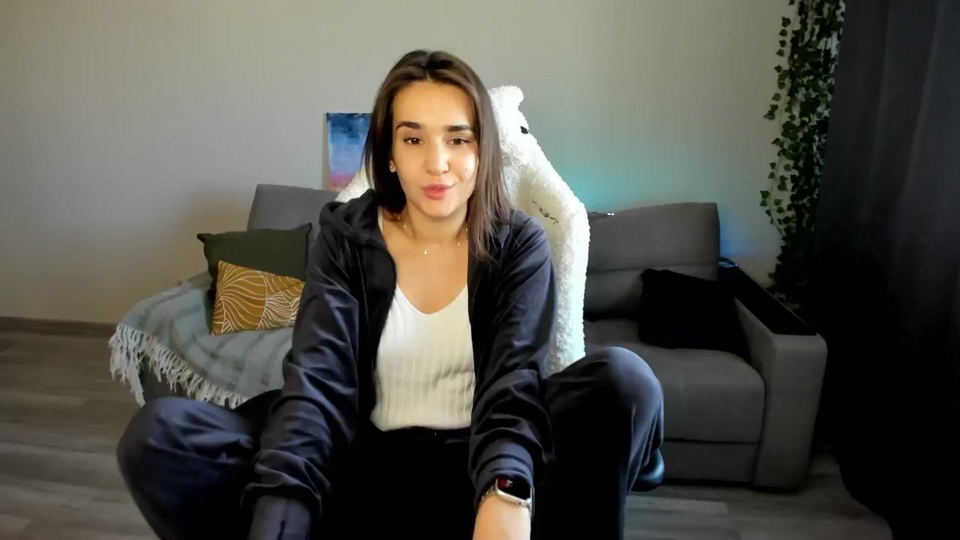 Gallery image thumbnail from Ellies_Smile's myfreecams stream on, 05/08/2024, 14:19 image 7 of 20