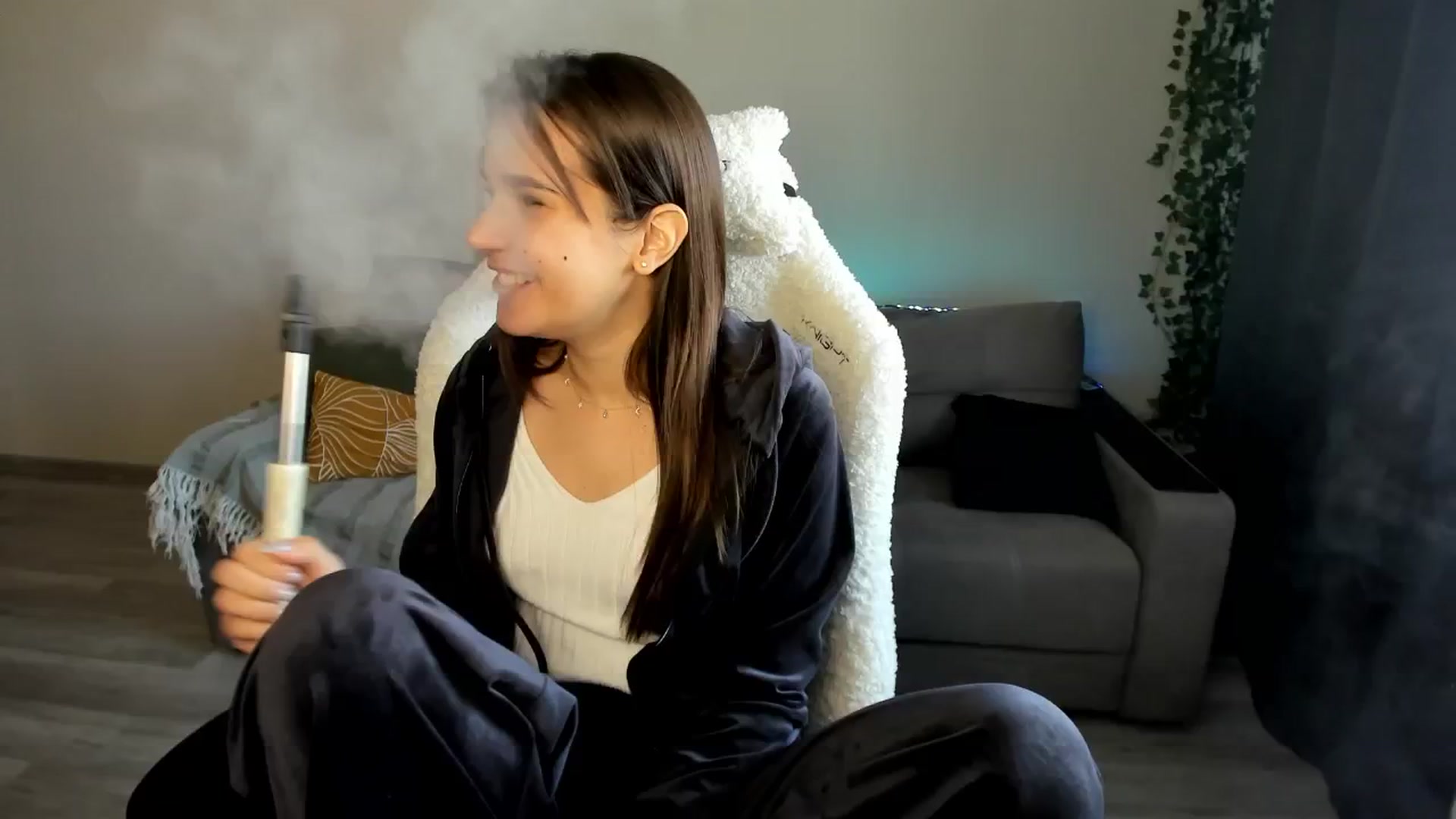 Gallery image thumbnail from Ellies_Smile's myfreecams stream on, 05/08/2024, 14:19 image 14 of 20