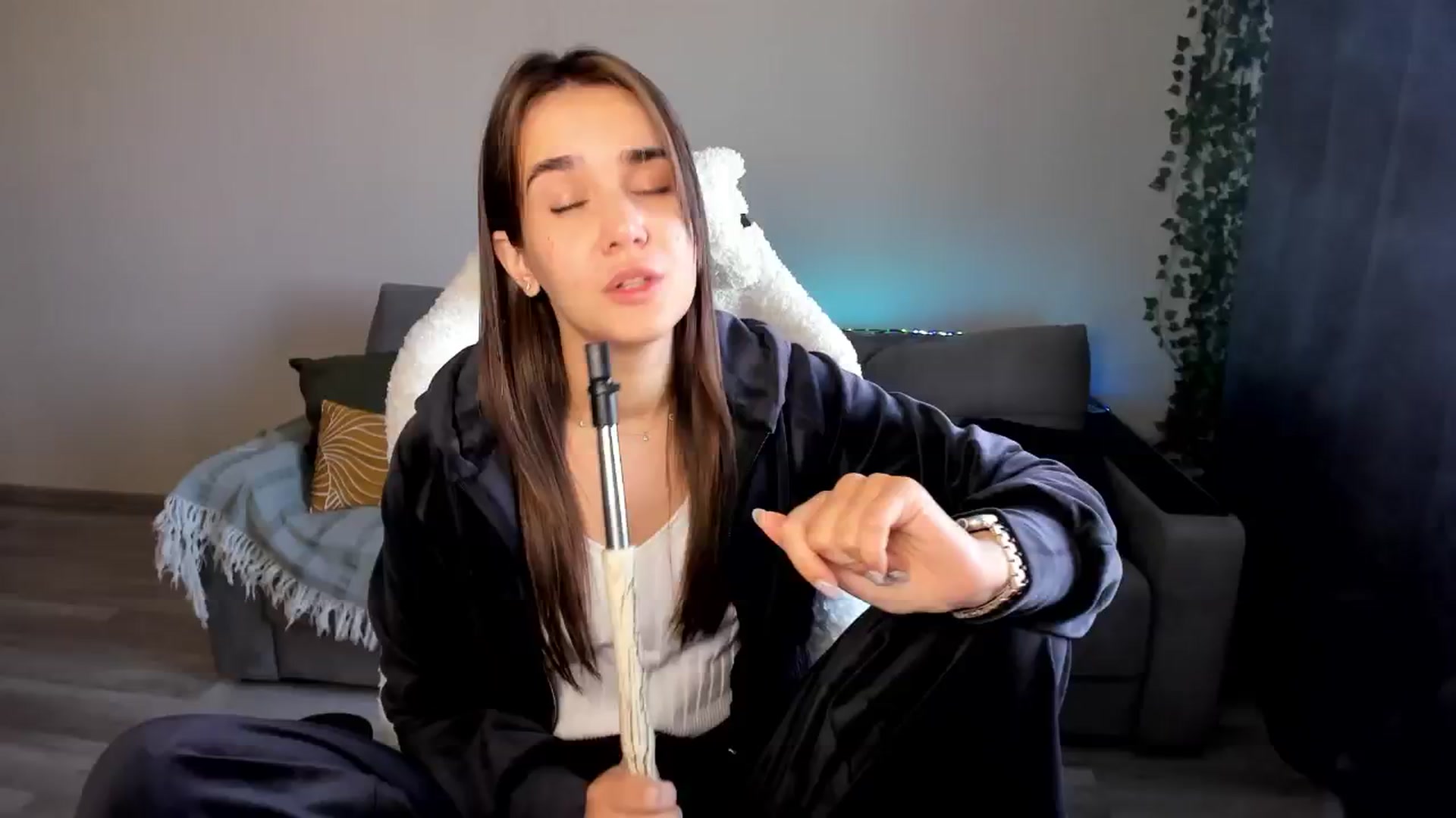 Gallery image thumbnail from Ellies_Smile's myfreecams stream on, 05/08/2024, 15:23 image 11 of 20