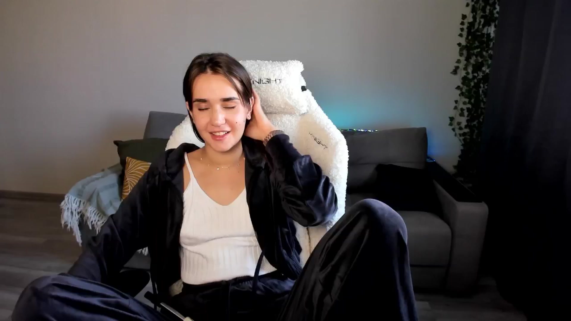 Gallery image thumbnail from Ellies_Smile's myfreecams stream on, 05/08/2024, 15:23 image 15 of 20
