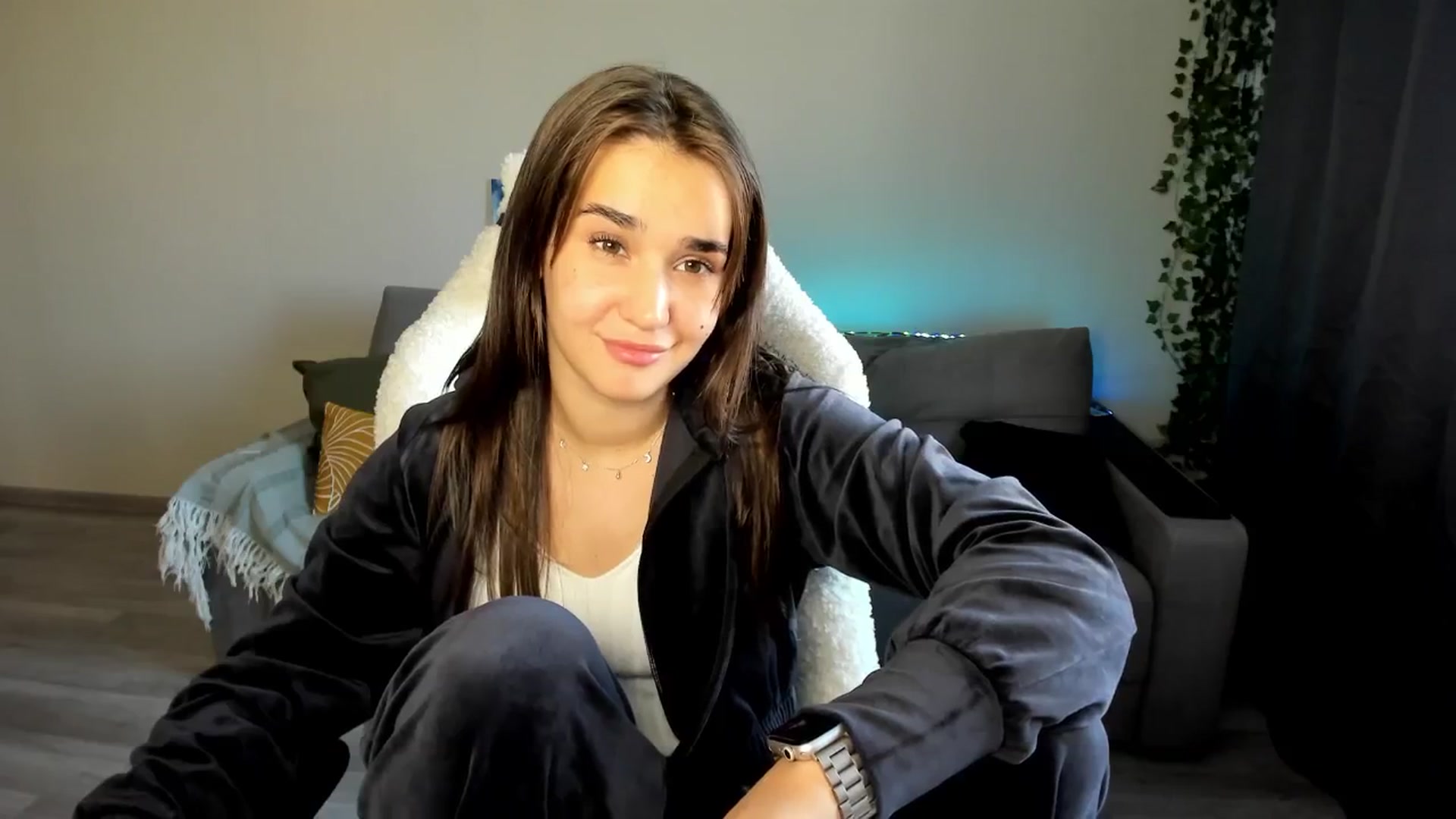 Gallery image thumbnail from Ellies_Smile's myfreecams stream on, 05/08/2024, 15:42 image 5 of 20