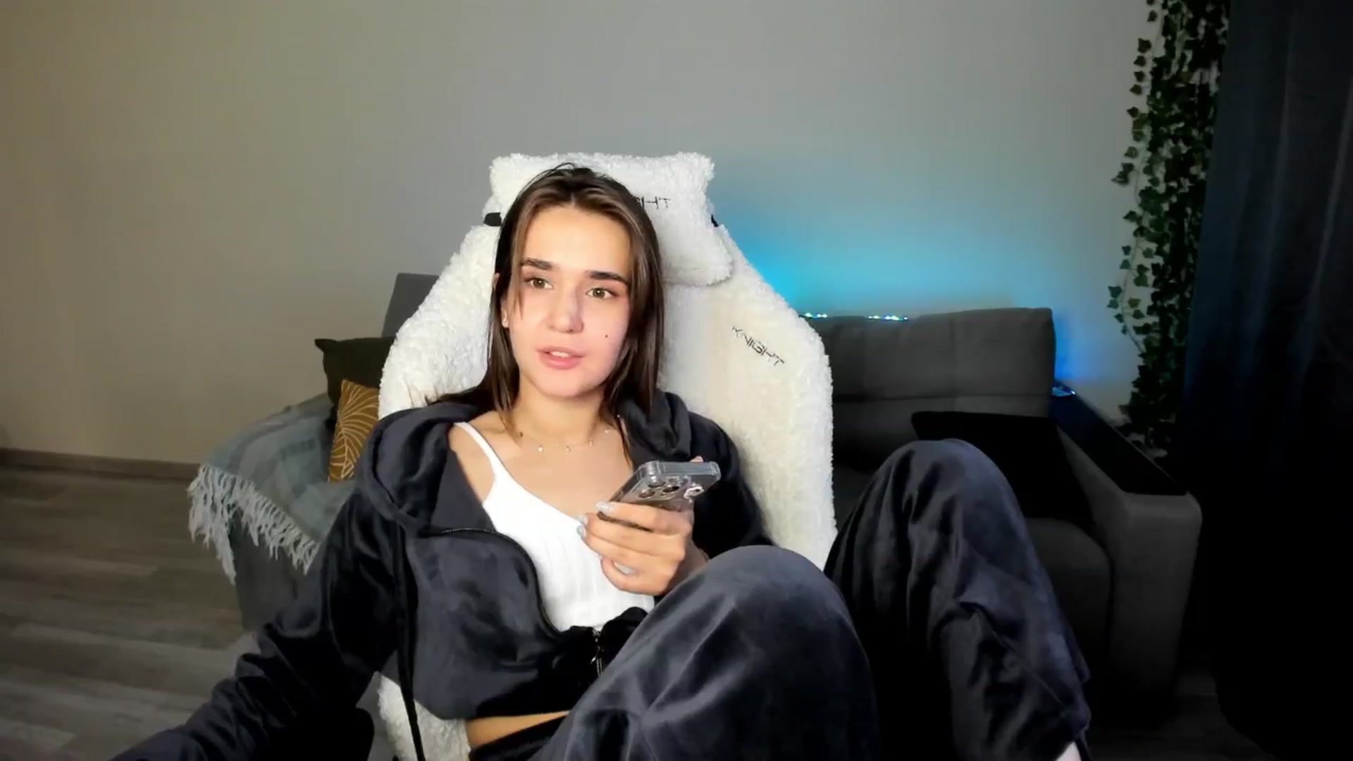 Gallery image thumbnail from Ellies_Smile's myfreecams stream on, 05/08/2024, 17:00 image 6 of 20