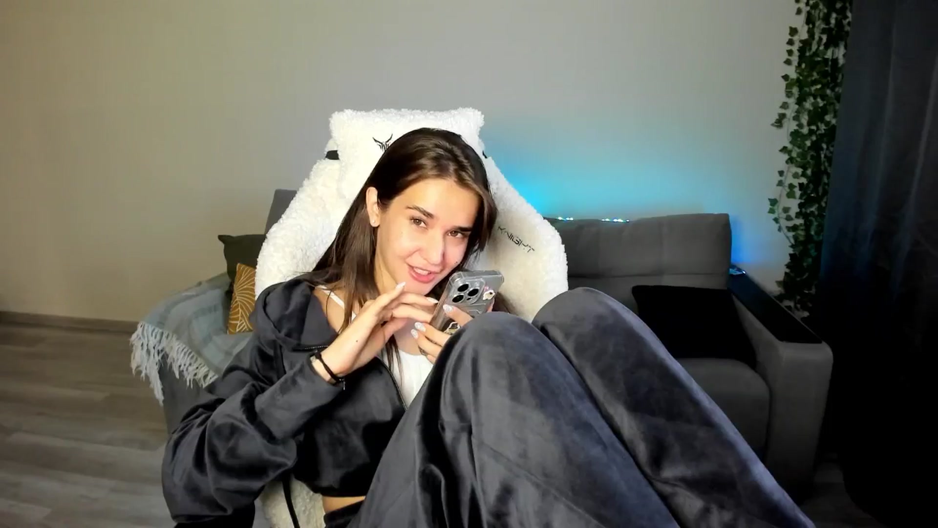 Gallery image thumbnail from Ellies_Smile's myfreecams stream on, 05/08/2024, 17:00 image 2 of 20